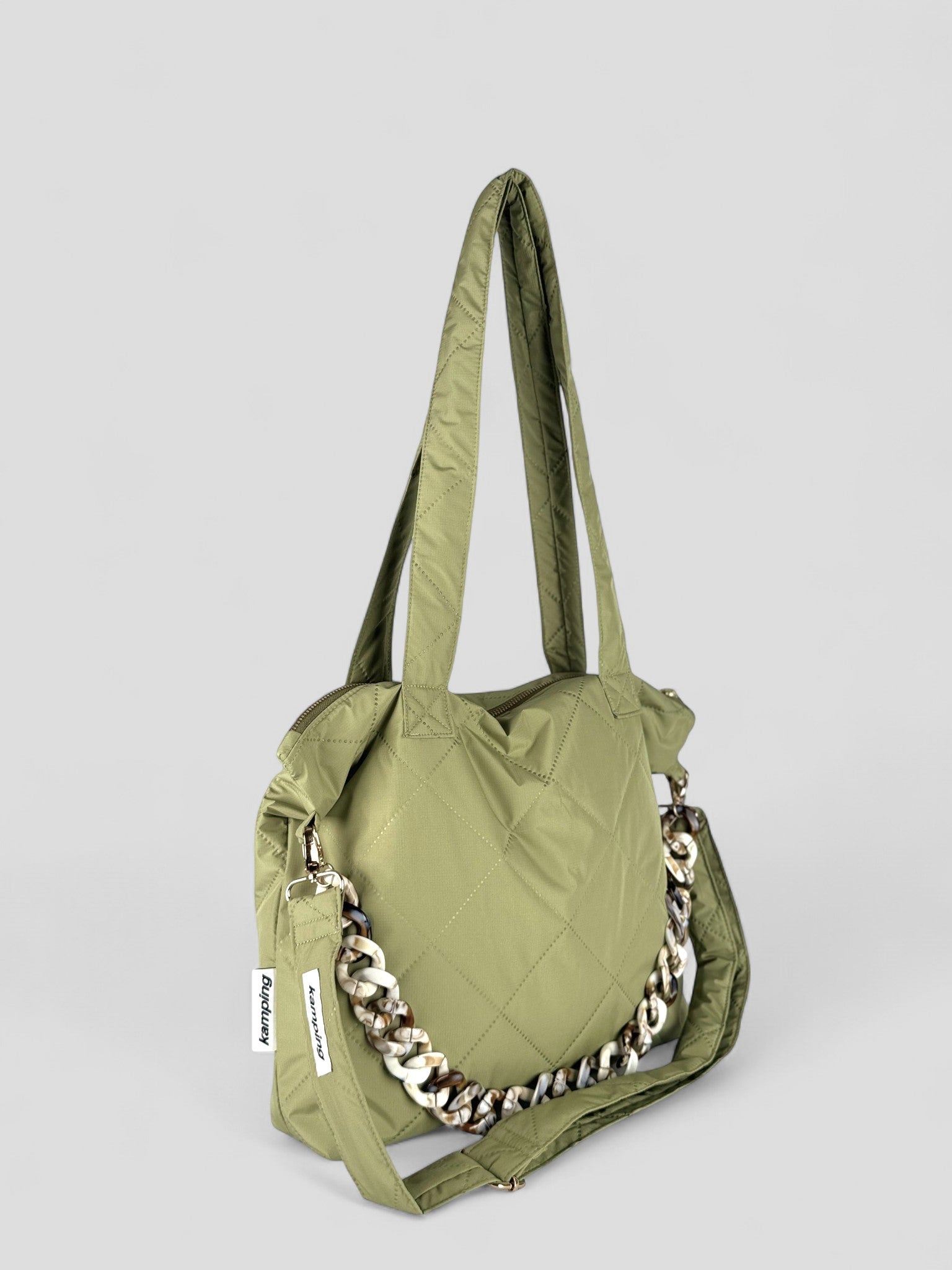 Kamping Studios Everyday-Stepptasche mit Schultergurt in Matcha-Gruen, Produktfoto, Vorderseite mit Kette