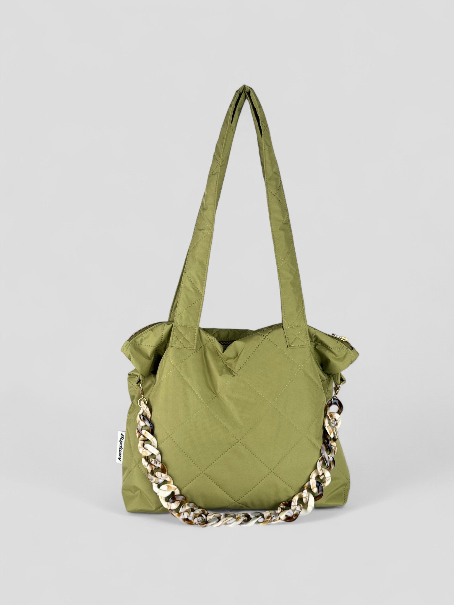Kamping Studios Everyday-Stepptasche  in Matcha-Gruen, Produktfoto, Vorderansicht mit Kette