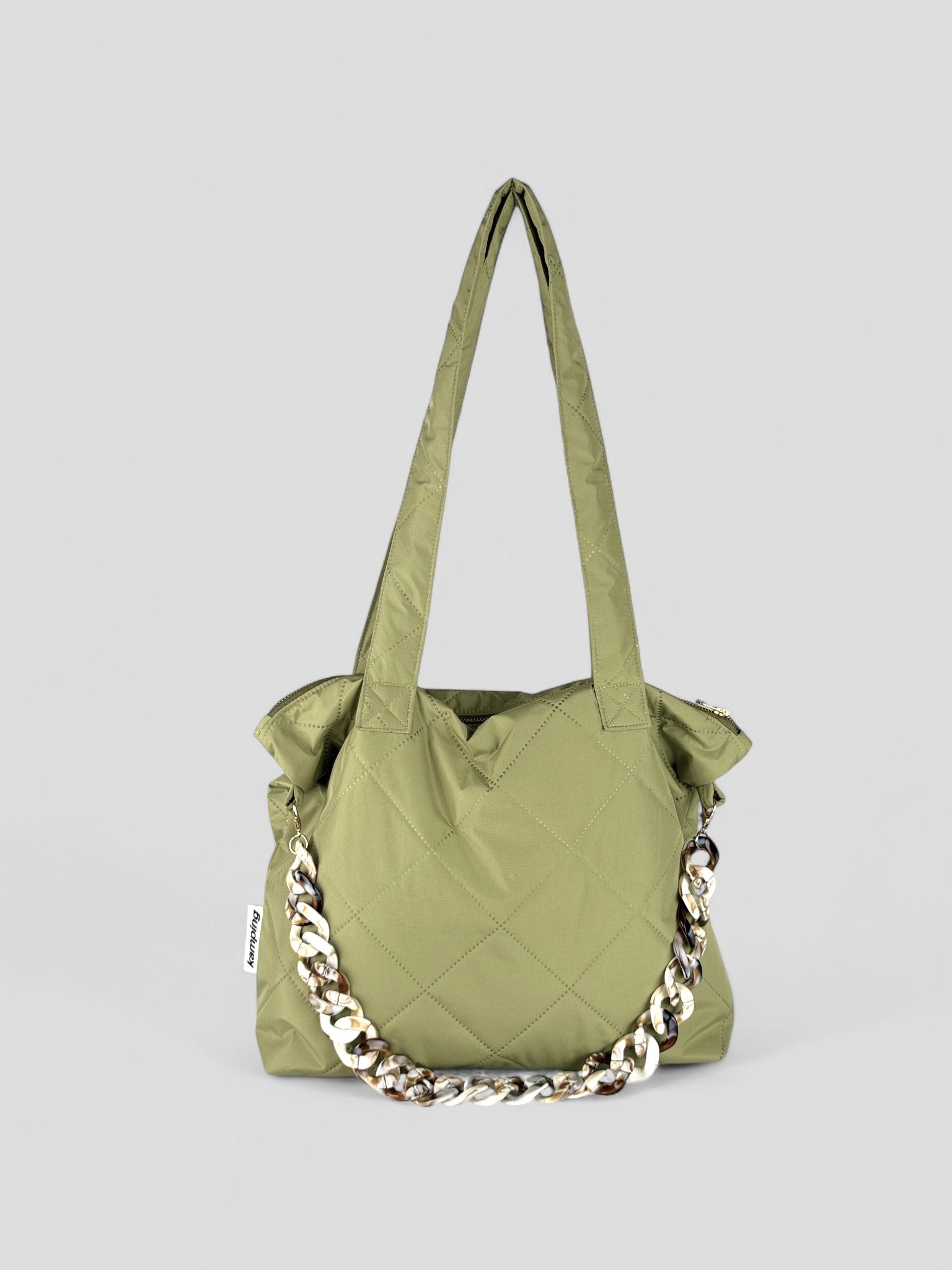 Kamping Studios Everyday-Stepptasche mit Schultergurt in Matcha-Gruen, Produktfoto, Vorderseite mit Kette