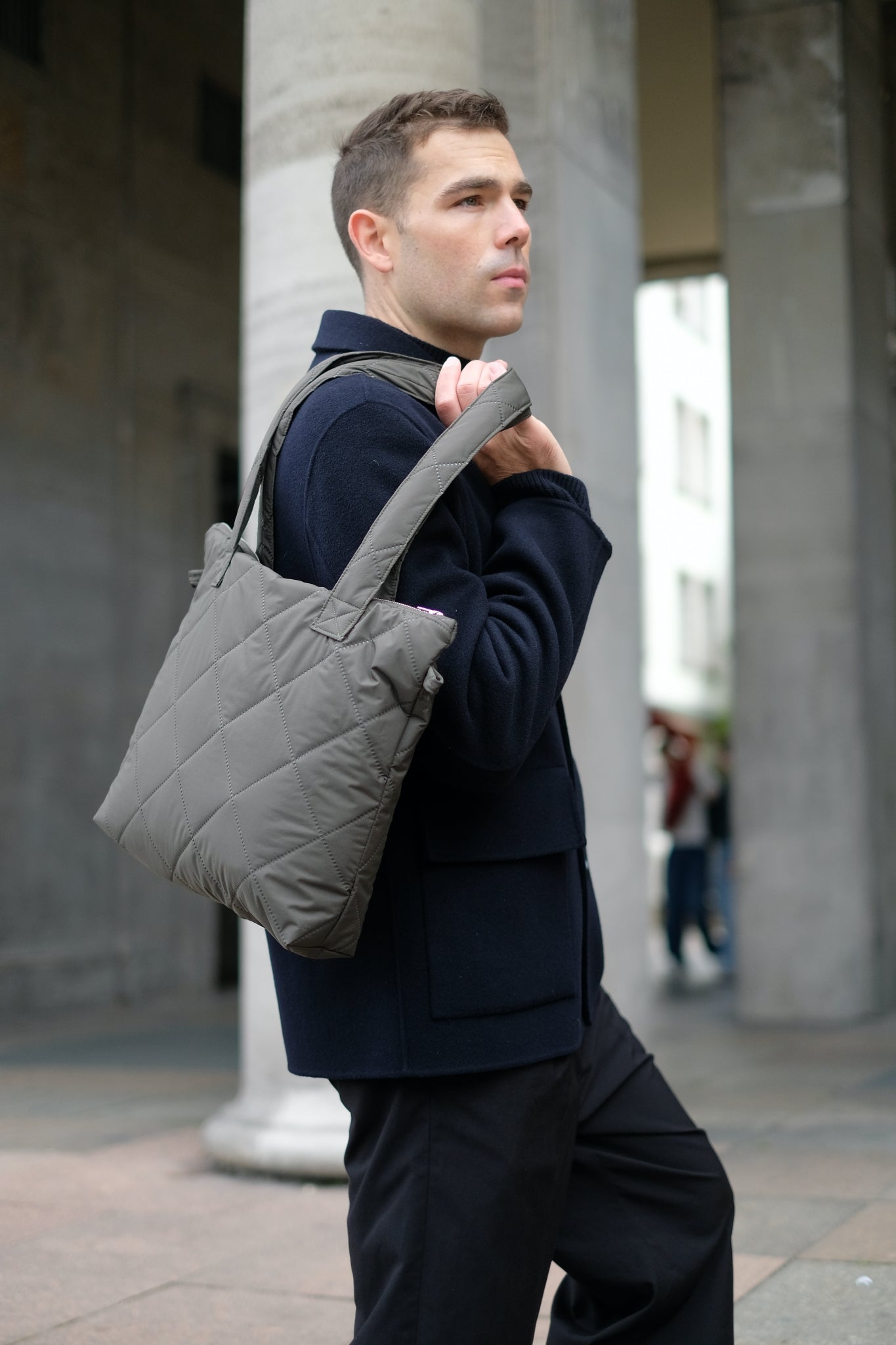 Kamping Studios Everyday-Stepptasche, Olive-Gruen, am Model 