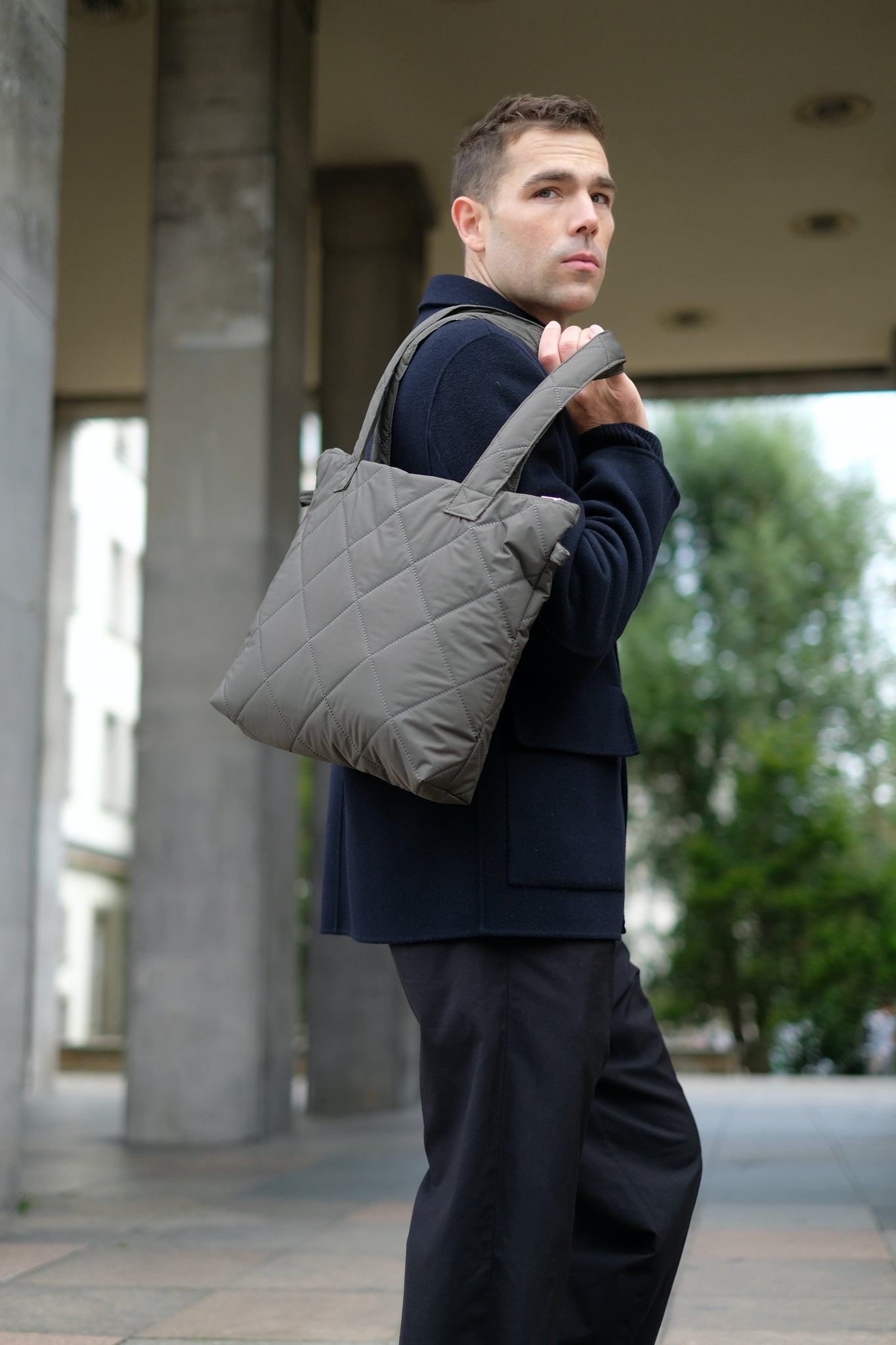 Kamping Studios Everyday-Stepptasche, Olive-Gruen, am Model 2