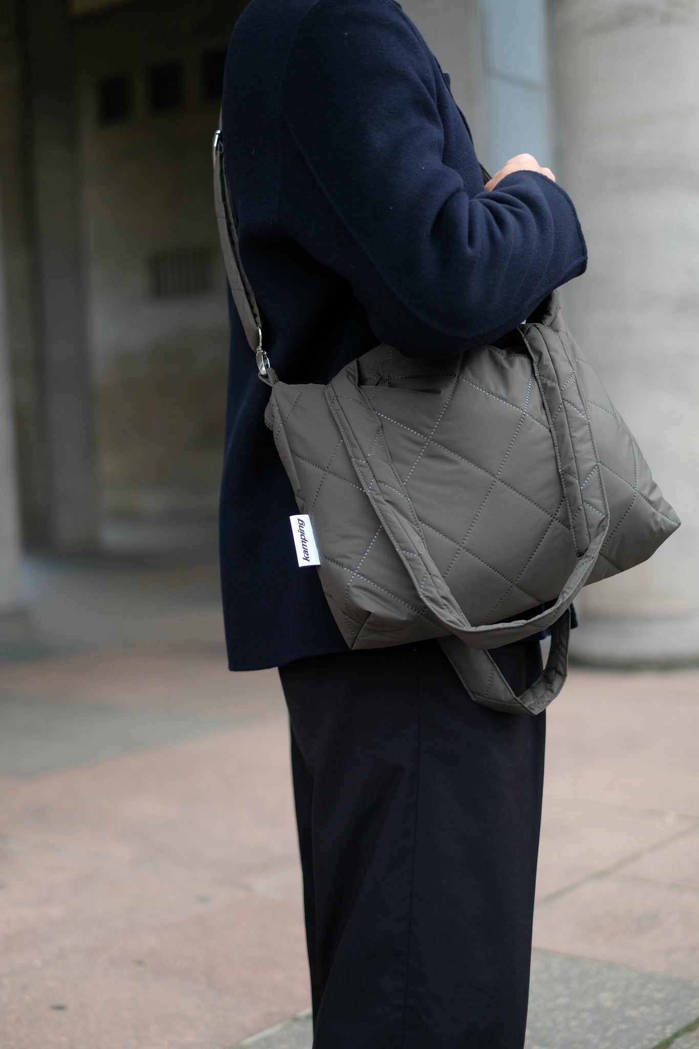 Kamping Studios Everyday-Stepptasche, Olive-Gruen, am Model, Detail mit Schultergurt