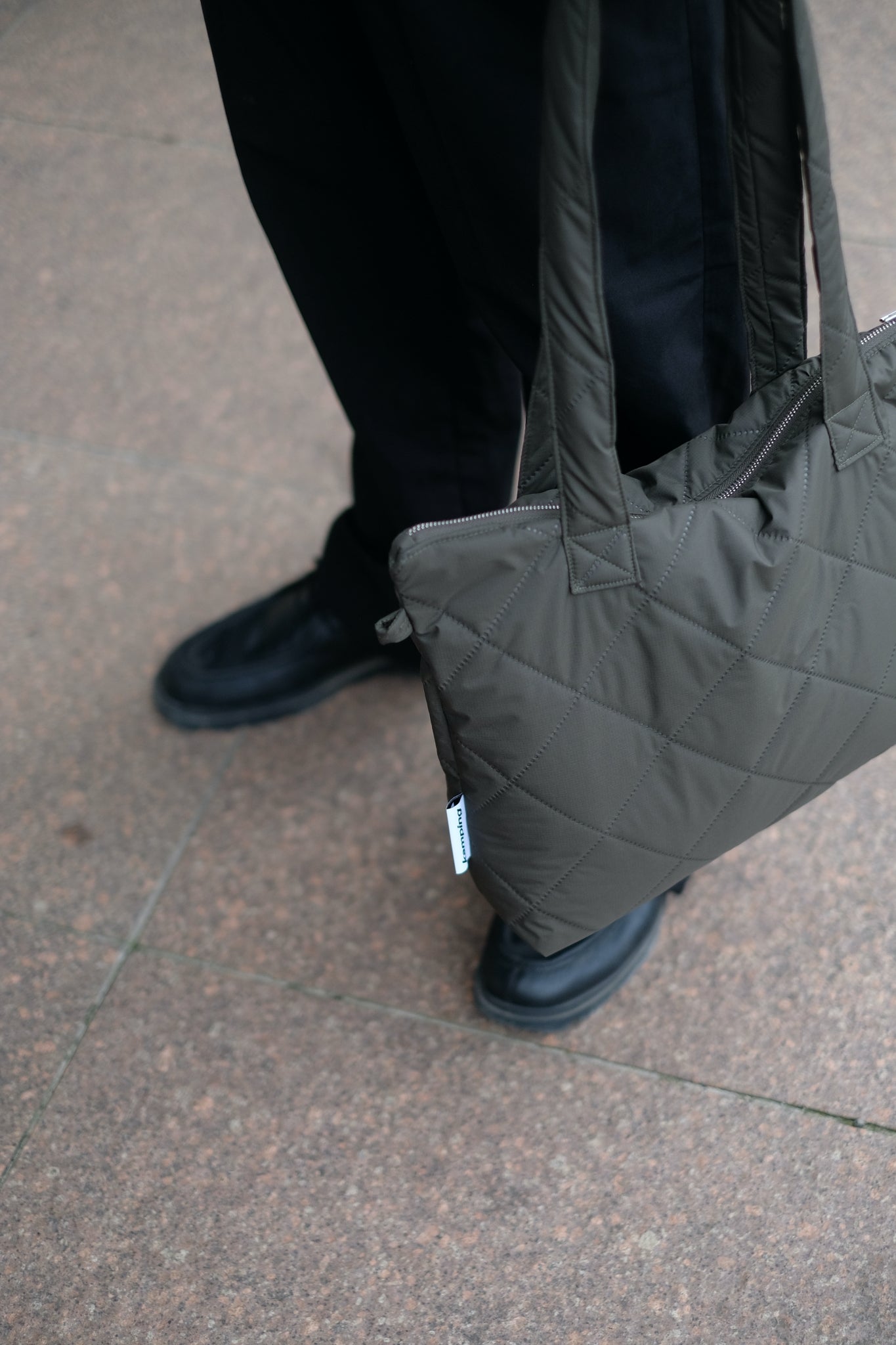 Kamping Studios Everyday-Stepptasche, Olive-Gruen, am Model, Detail