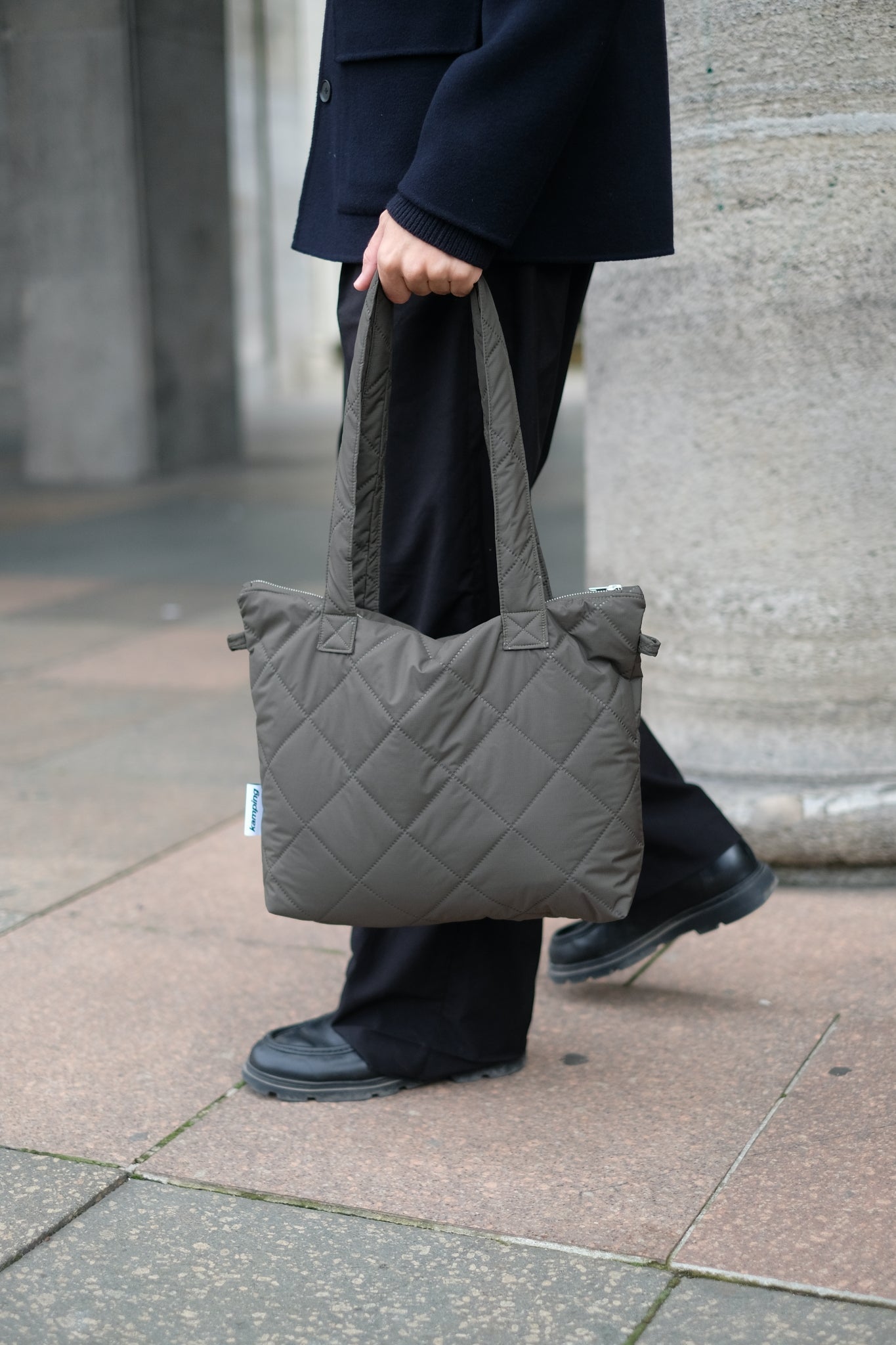 Kamping Studios Everyday-Stepptasche, Olive-Gruen, am Model, Detail 3