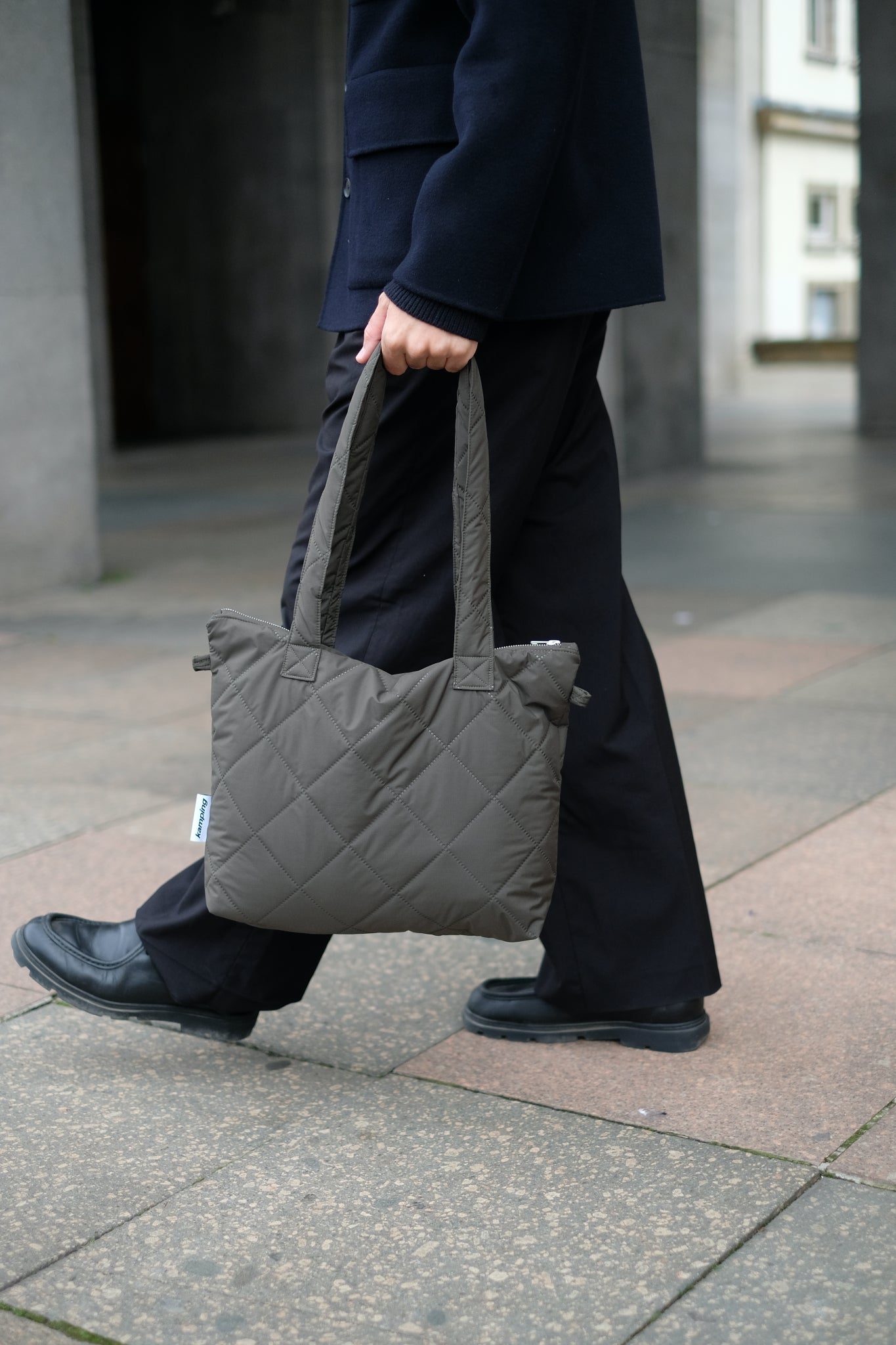 Kamping Studios Everyday-Stepptasche, Olive-Gruen, am Model, Detail 