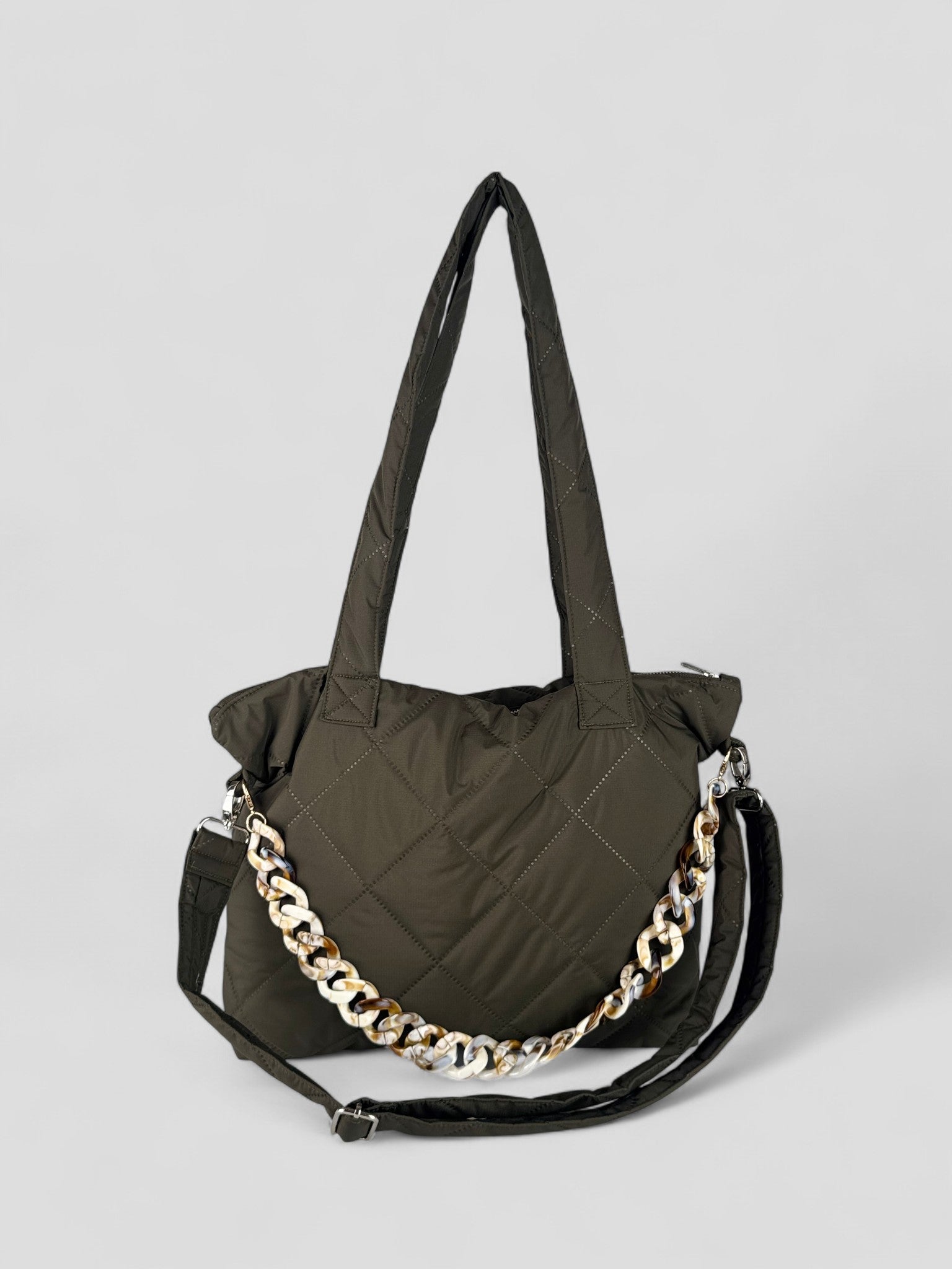 Kamping Studios Everyday-Stepptasche, Olive-Gruen mit Schultergurt und Kette, Produktfoto, Vorderansicht