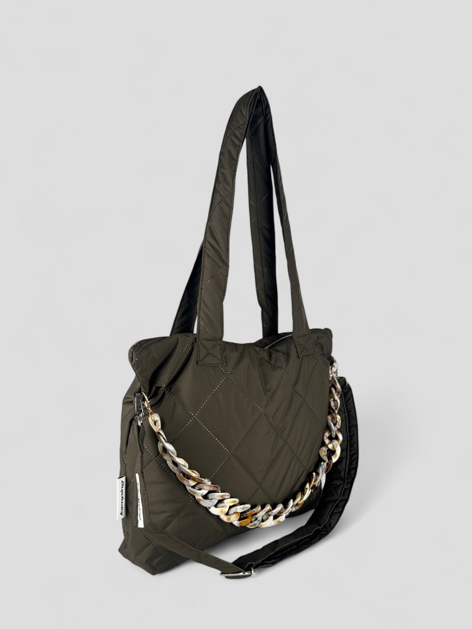 Kamping Studios Everyday-Stepptasche, Olive-Gruen mit Schultergurt mit Kette, Produktfoto, Seitenansicht