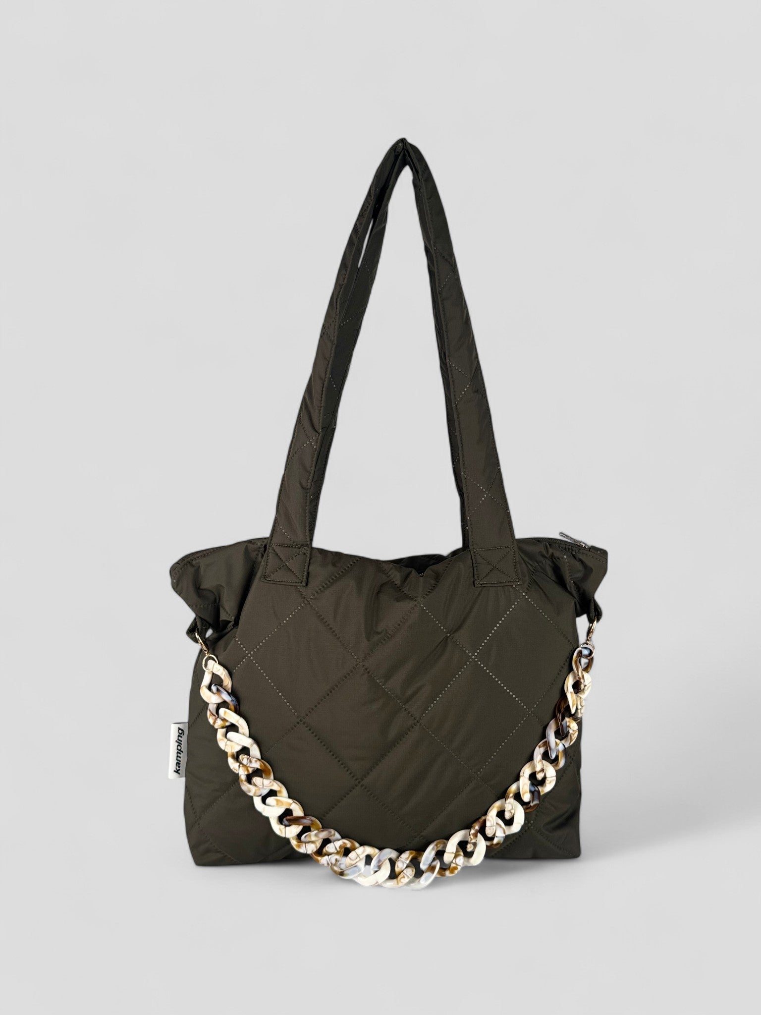 Kamping Studios Everyday-Stepptasche, Olive-Gruen mit Kette, Produktfoto, Vorderansicht