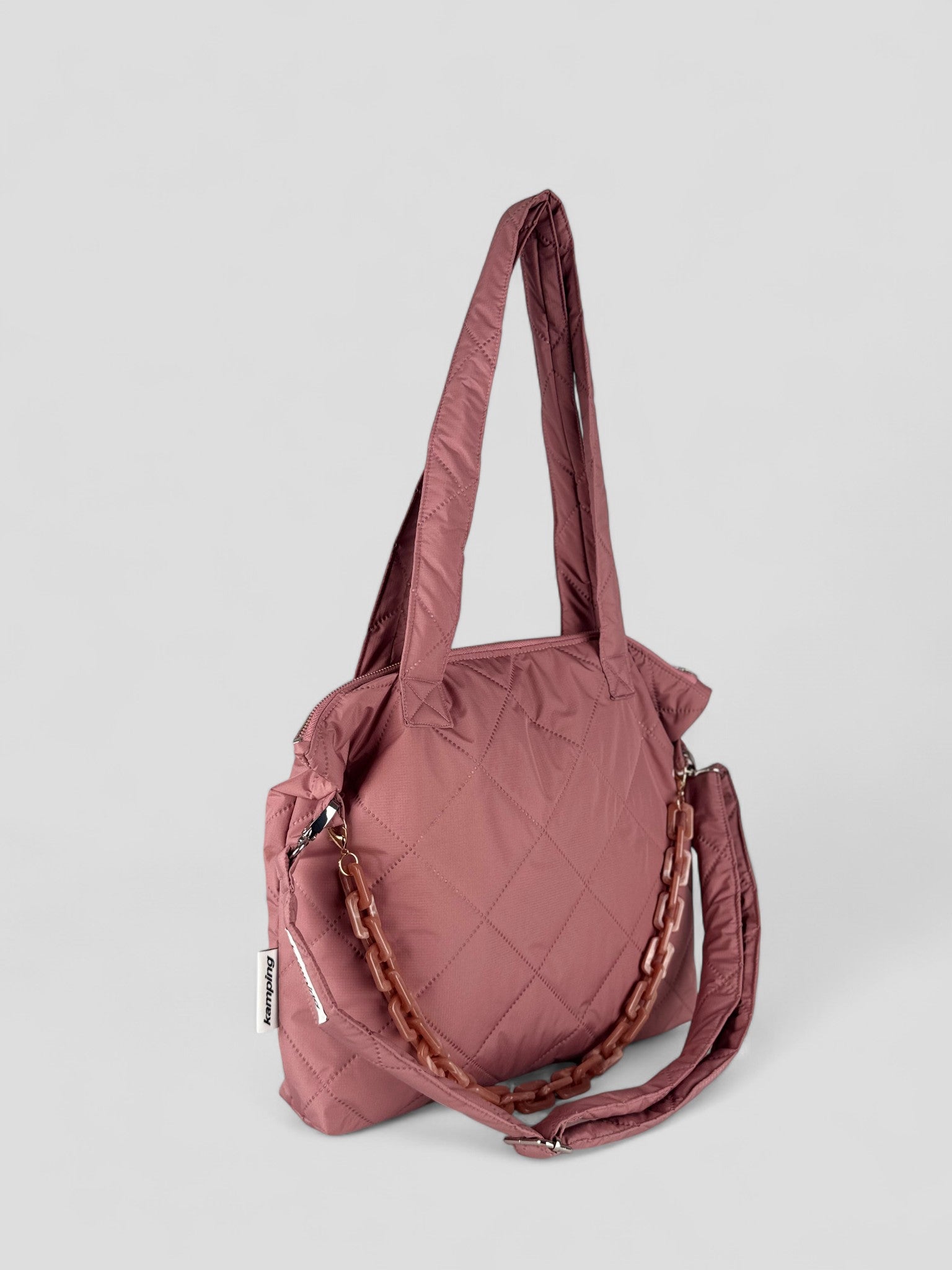 Kamping Studios Everyday-Stepptasche, Pink-Rose, Produktfoto, Seitenansicht mit Kette und Gurt