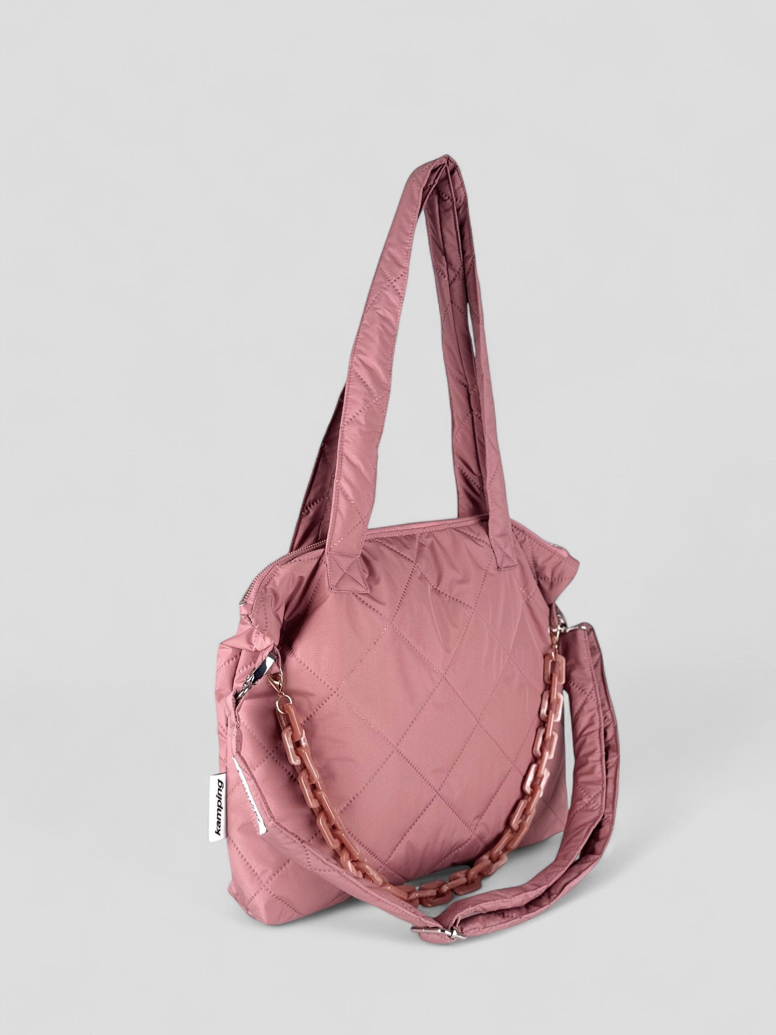 Kamping Studios Everyday-Stepptasche, Pink-Rose, Produktfoto mit Schultergurt, Seitenansicht mit Kette