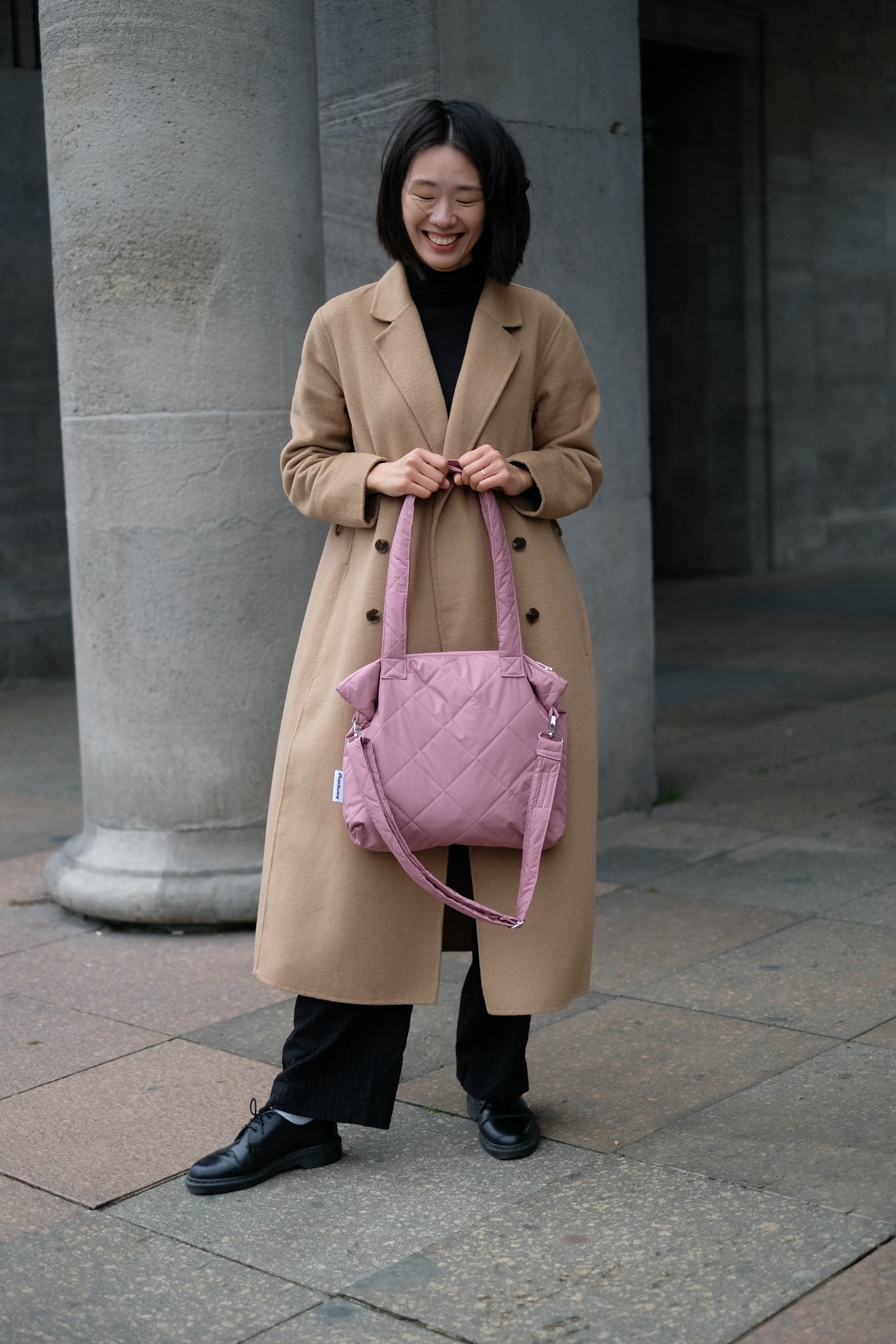Kamping Studios Everyday-Stepptasche, Pink-Rose, am Model mit Schultergurt