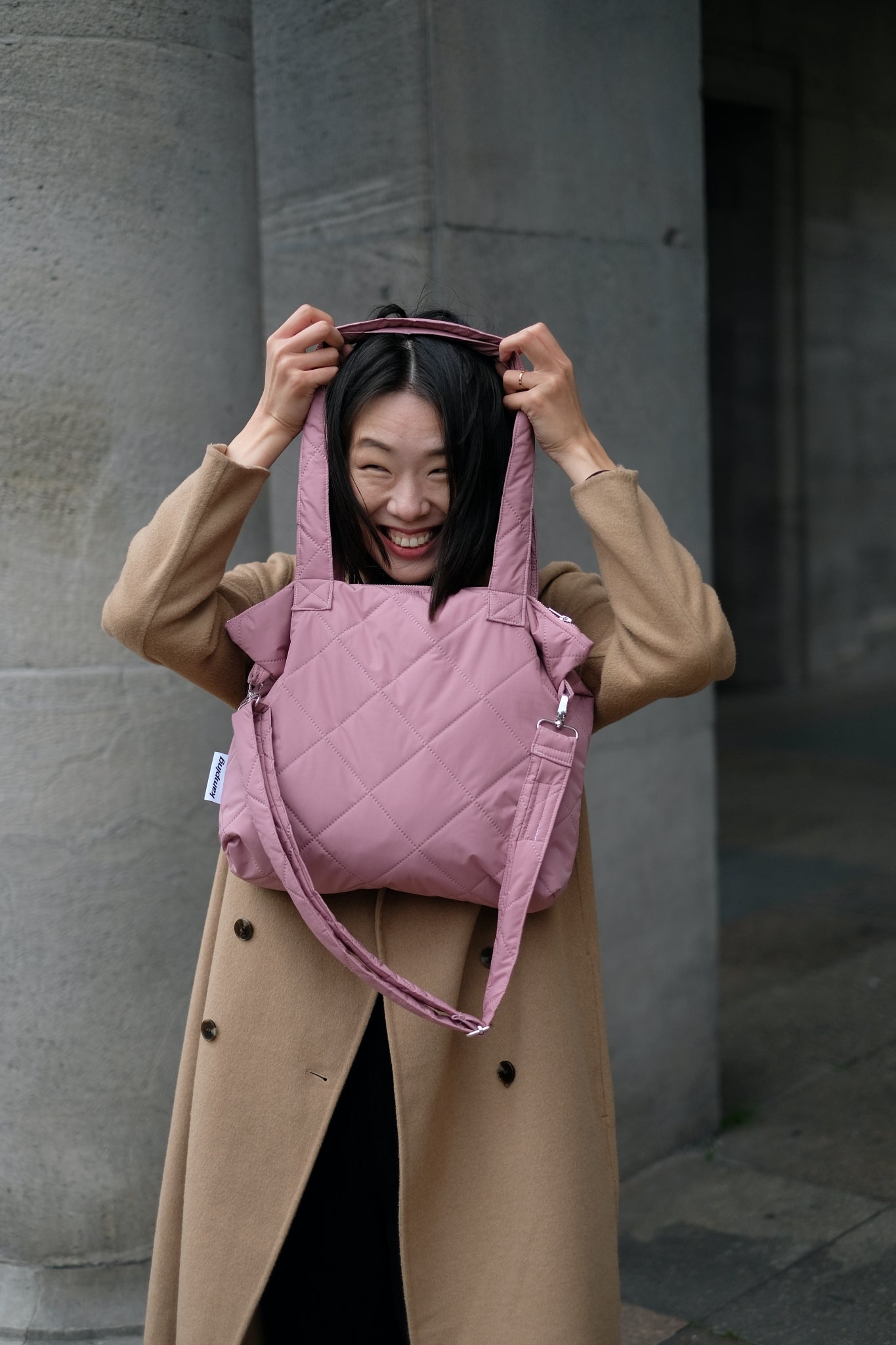 Kamping Studios Everyday-Stepptasche, Pink-Rose, am Model mit Schultergurt 2