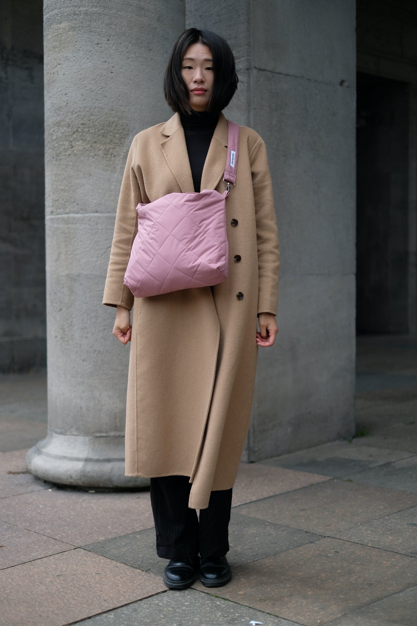 Kamping Studios Everyday-Stepptasche, Pink-Rose, am Model mit Schultergurt 3