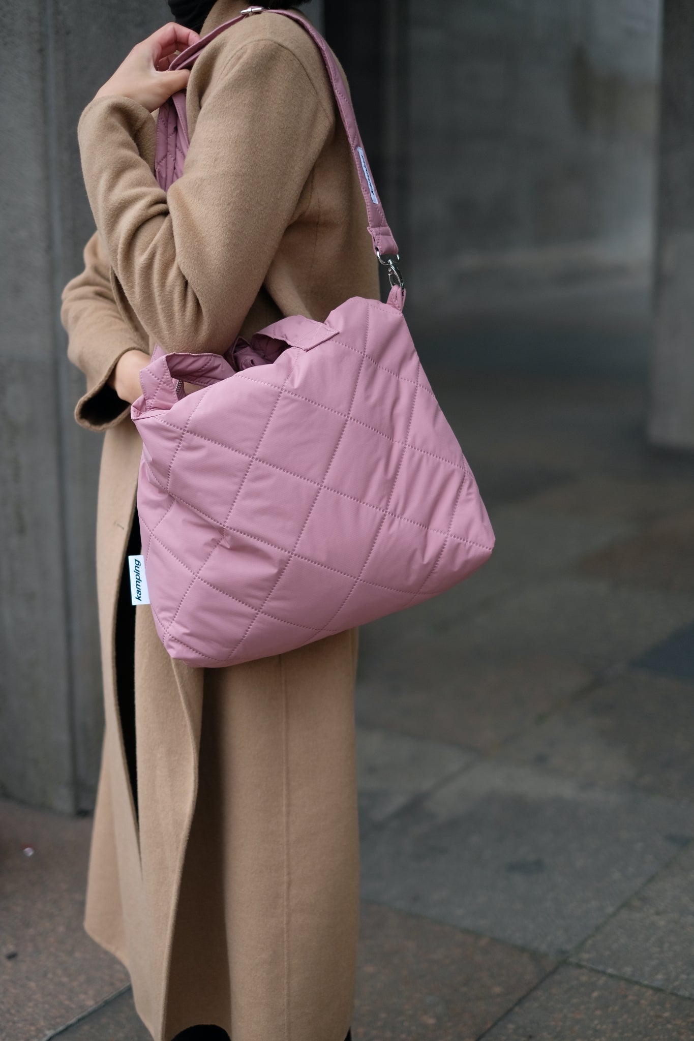 Kamping Studios Everyday-Stepptasche, Pink-Rose, am Model mit Schultergurt, Detail