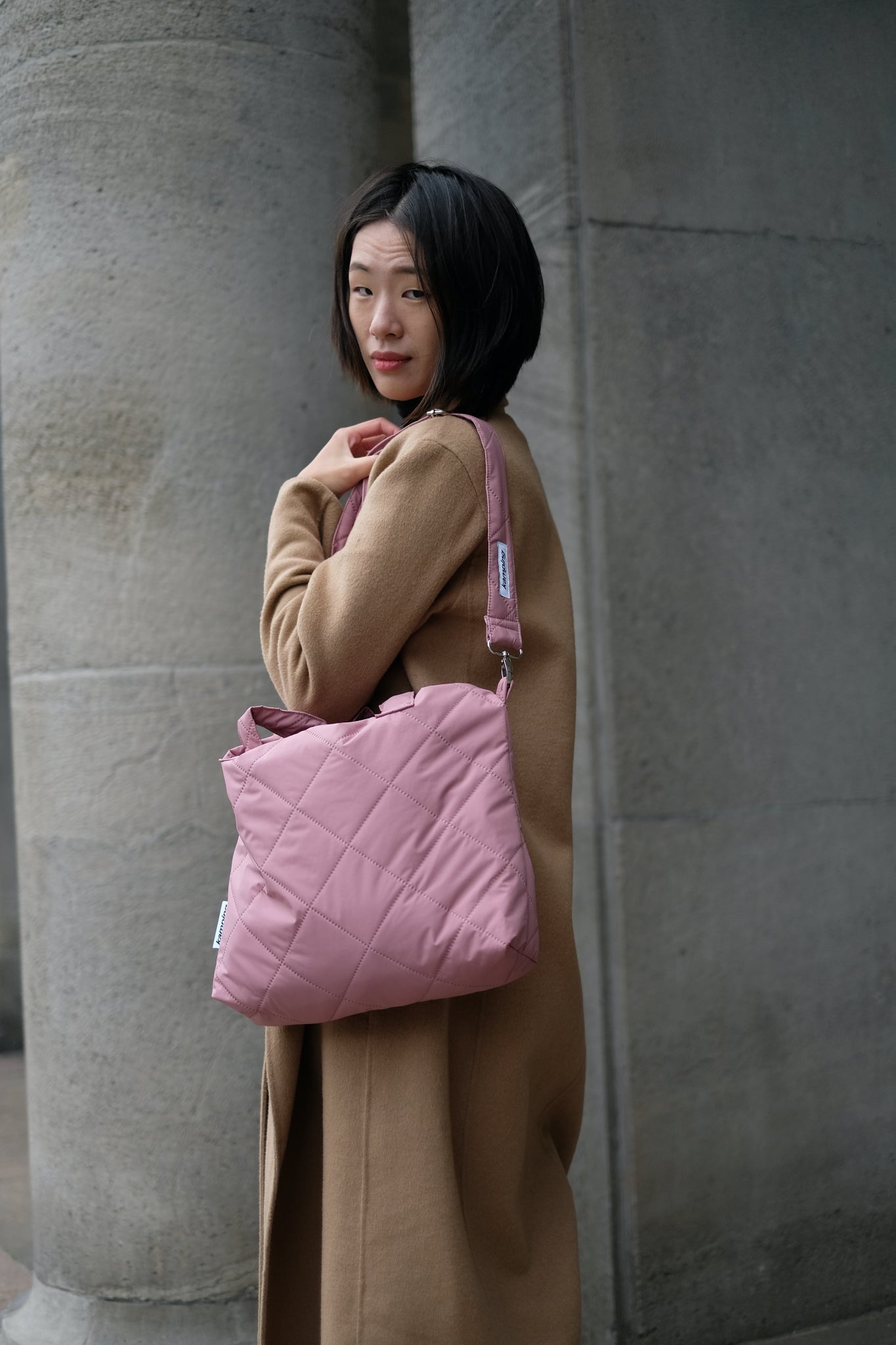 Kamping Studios Everyday-Stepptasche, Pink-Rose, am Model mit Schultergurt 5