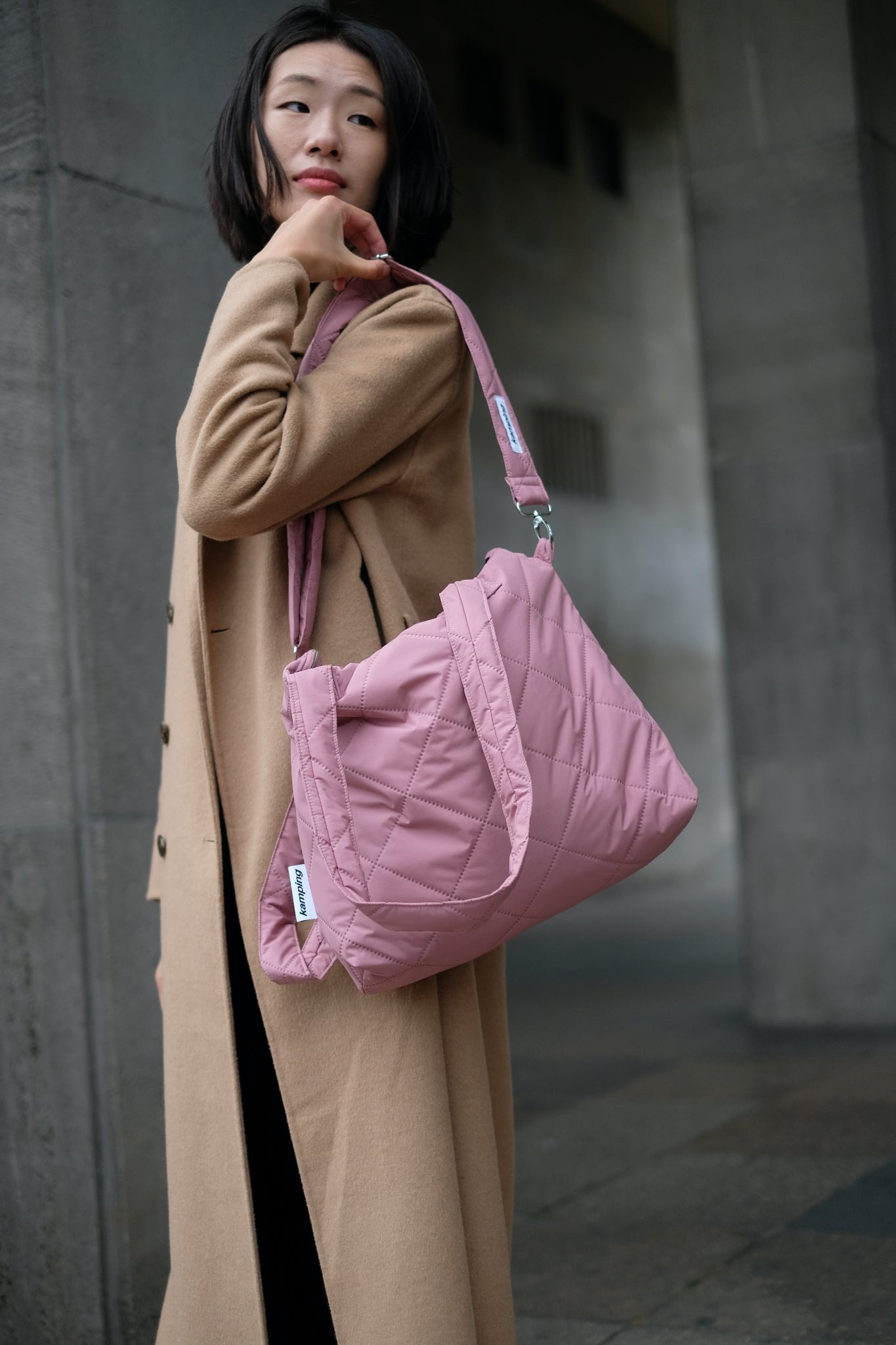 Kamping Studios Everyday-Stepptasche, Pink-Rose, am Model mit Schultergurt 4