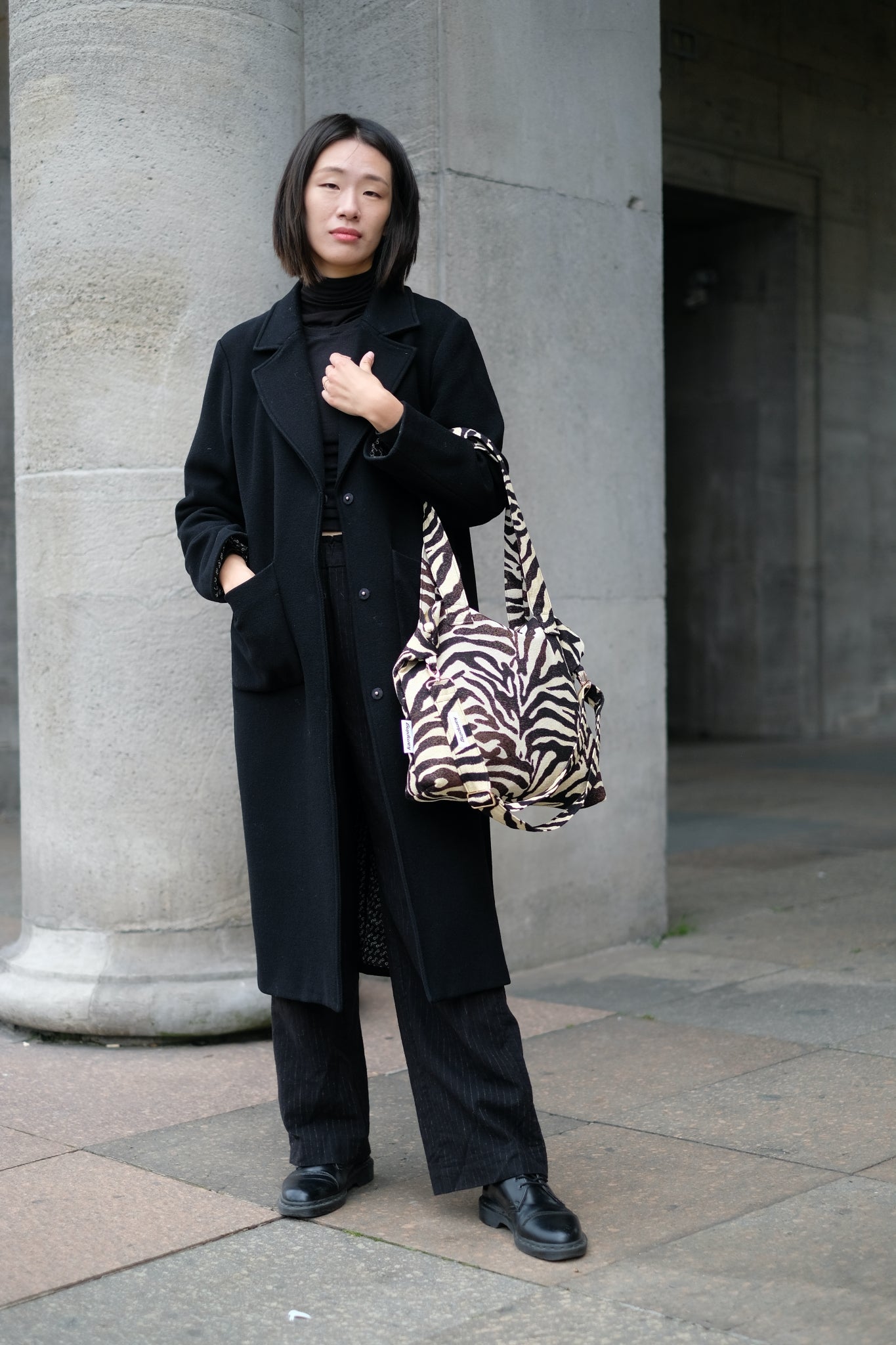 Kamping Studios Everyday Handtasche, zebra-muster, am Model 4