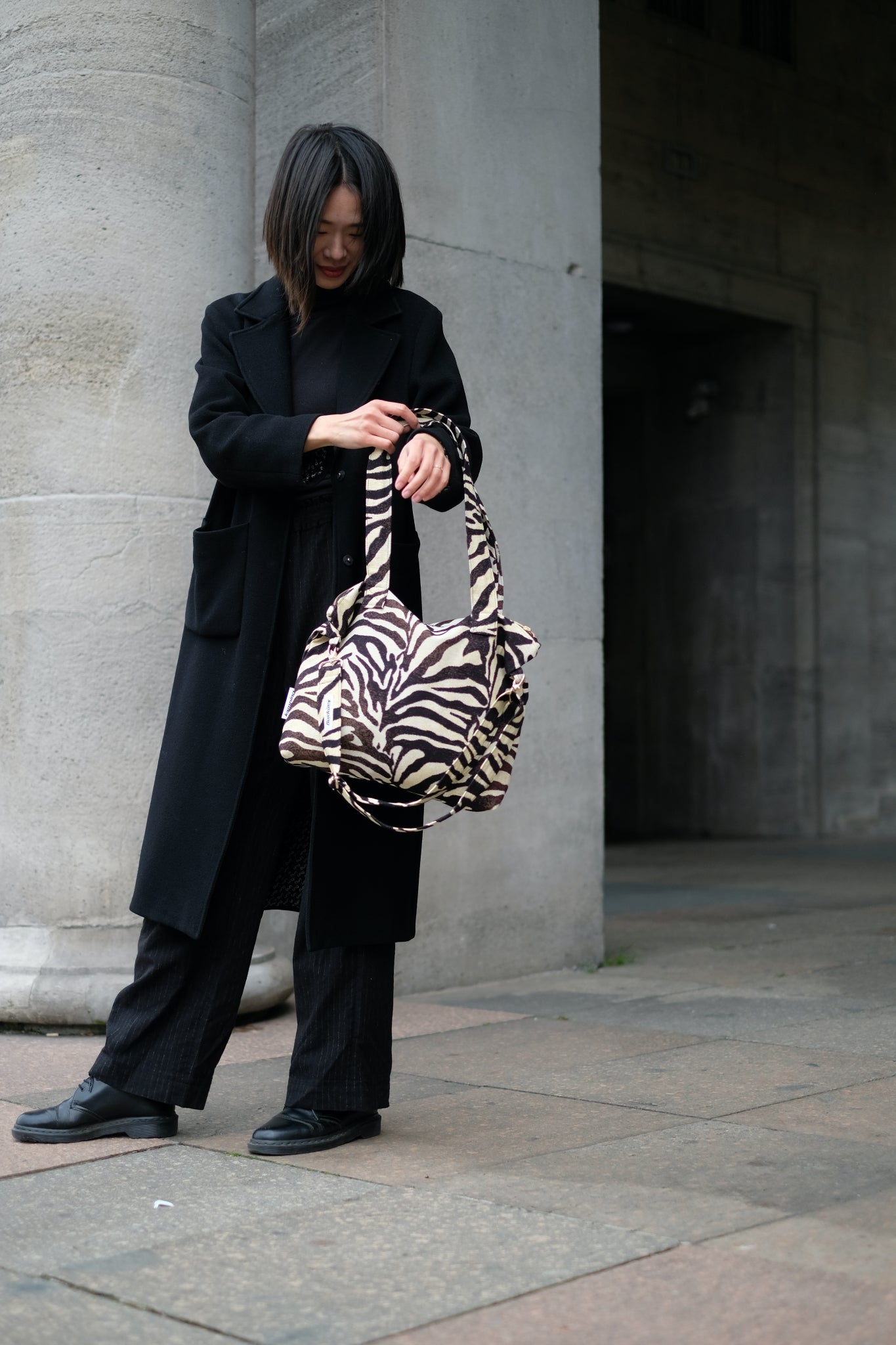 Kamping Studios Everyday Handtasche, zebra-muster, am Model