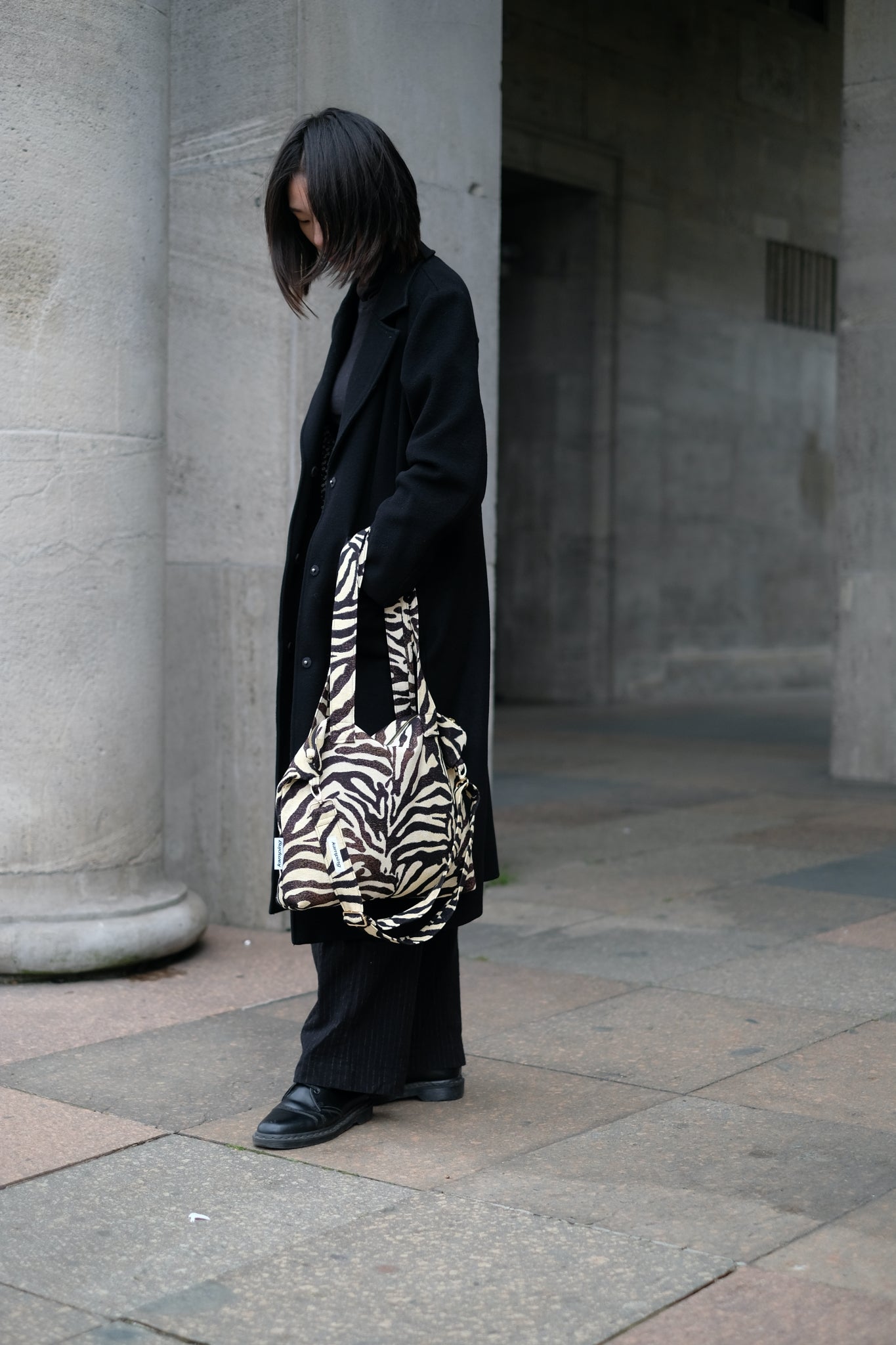 Kamping Studios Everyday Handtasche, zebra-muster, am Model 3