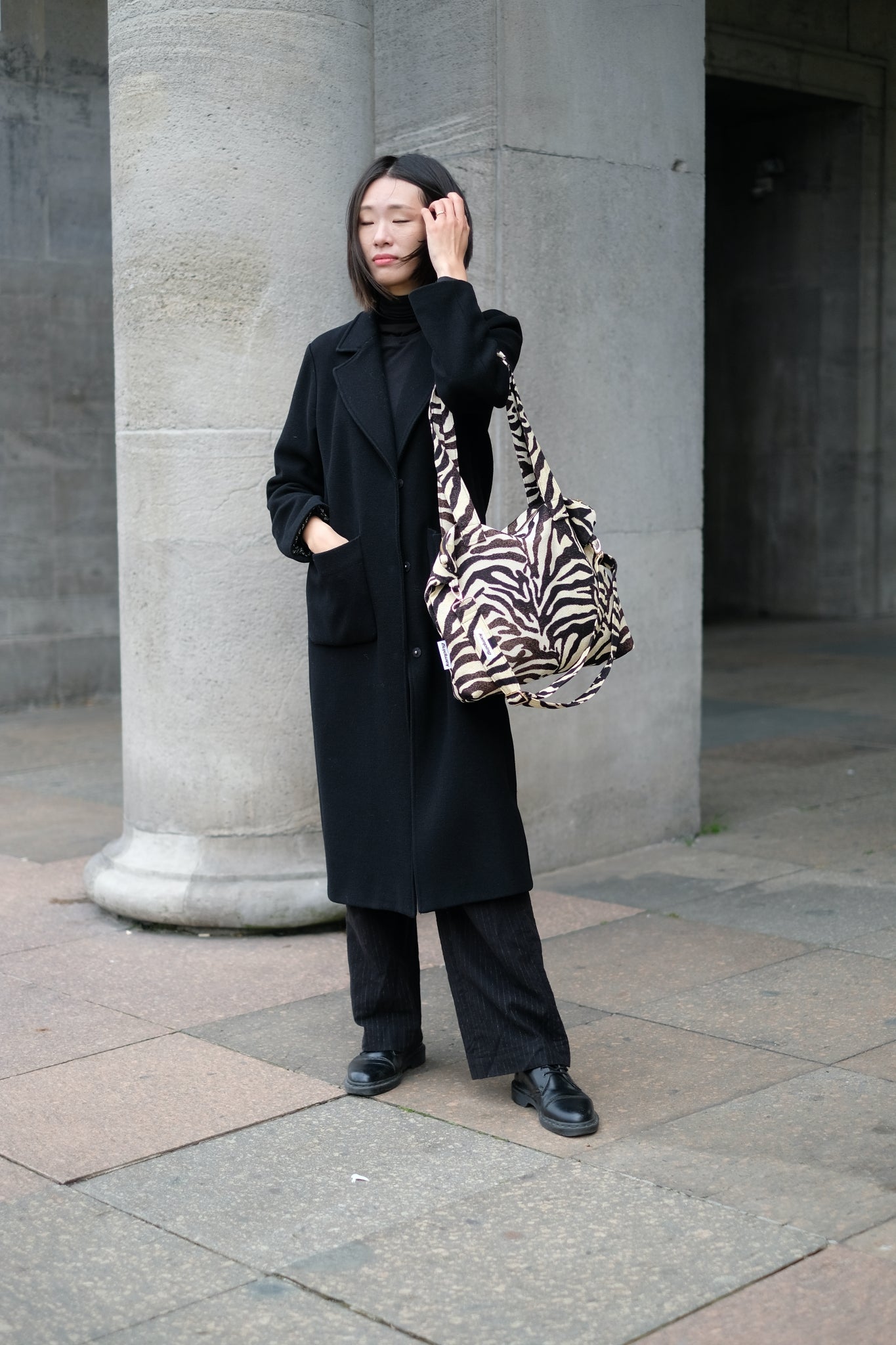 Kamping Studios Everyday Handtasche, zebra-muster, am Model 2