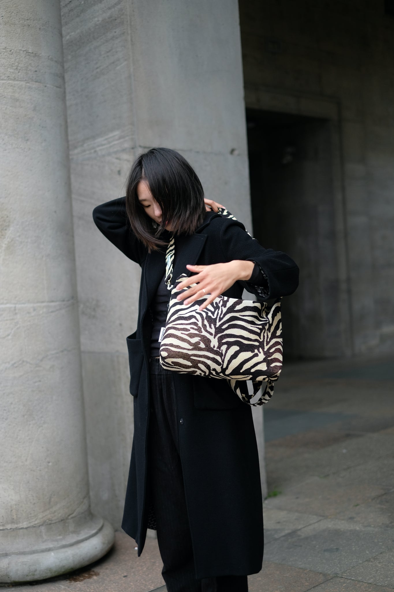 Kamping Studios Everyday Handtasche, zebra-muster, am Model, mit Schultergurt