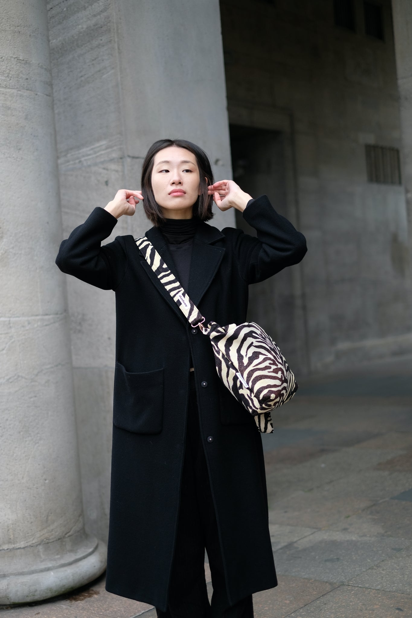 Kamping Studios Everyday Handtasche, zebra-muster, am Model, mit Schultergurt