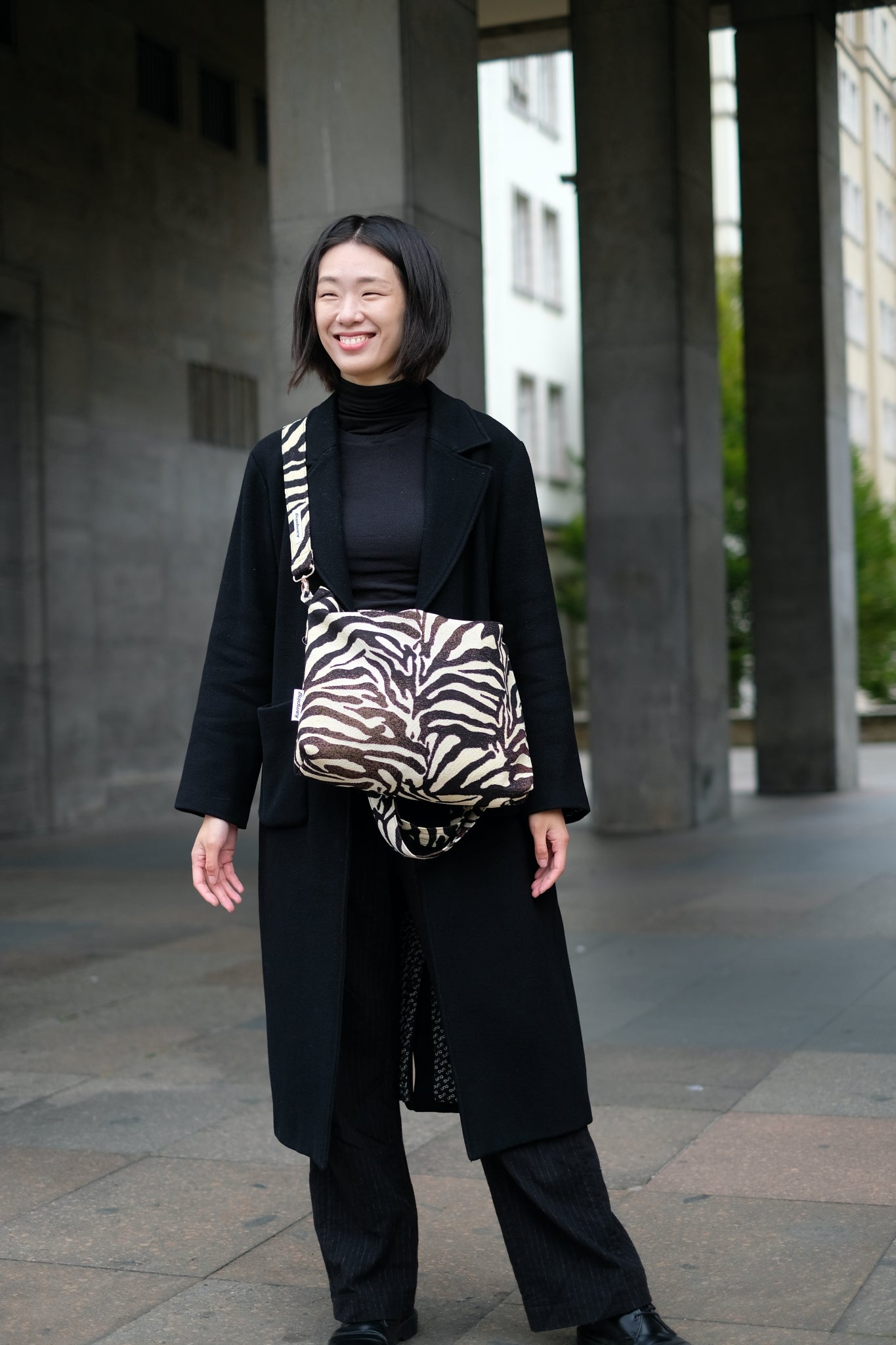 Kamping Studios Everyday Handtasche, zebra-muster, am Model, mit Schultergurt 2