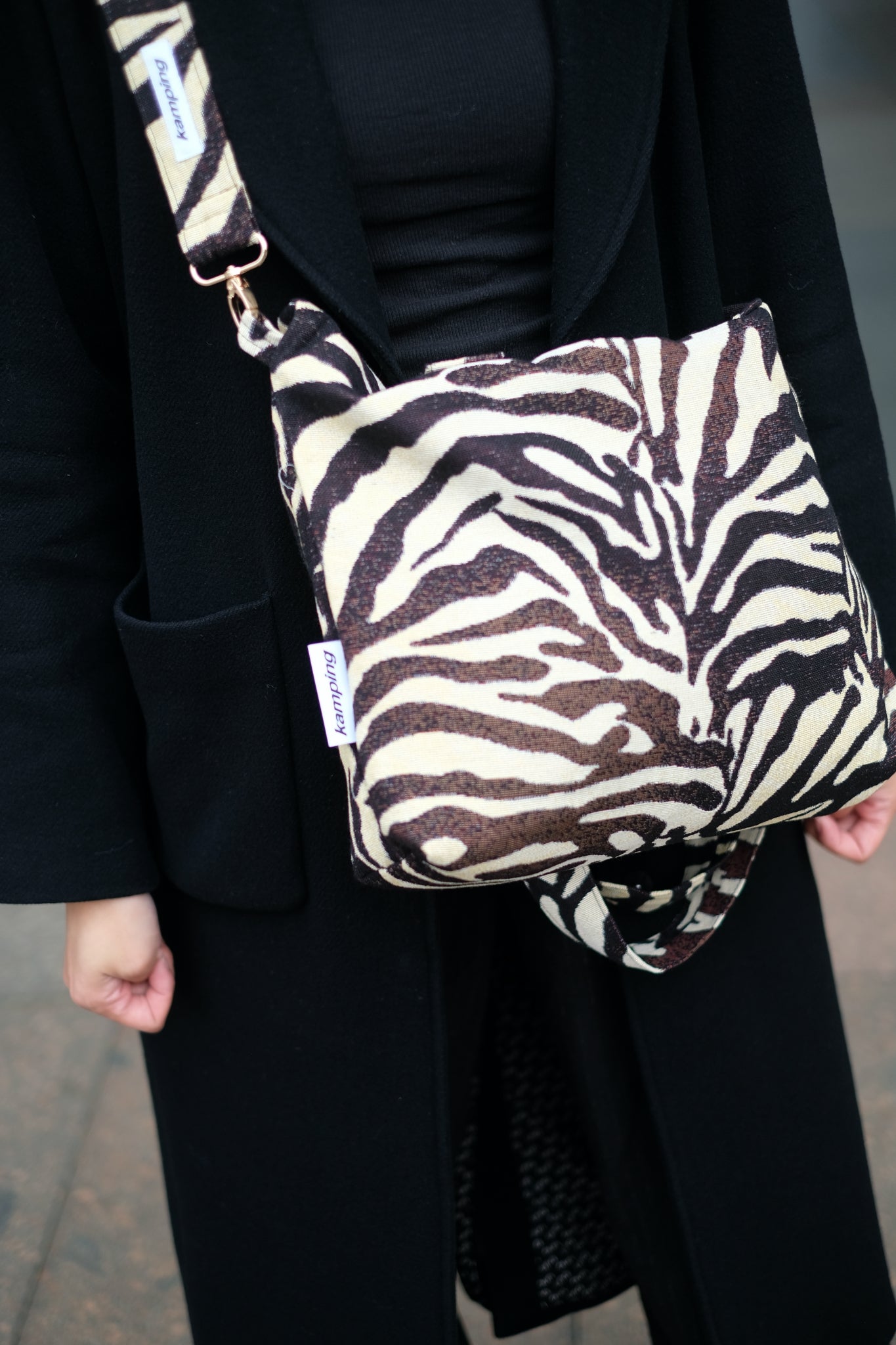Kamping Studios Everyday Handtasche, zebra-muster, am Model, Detail