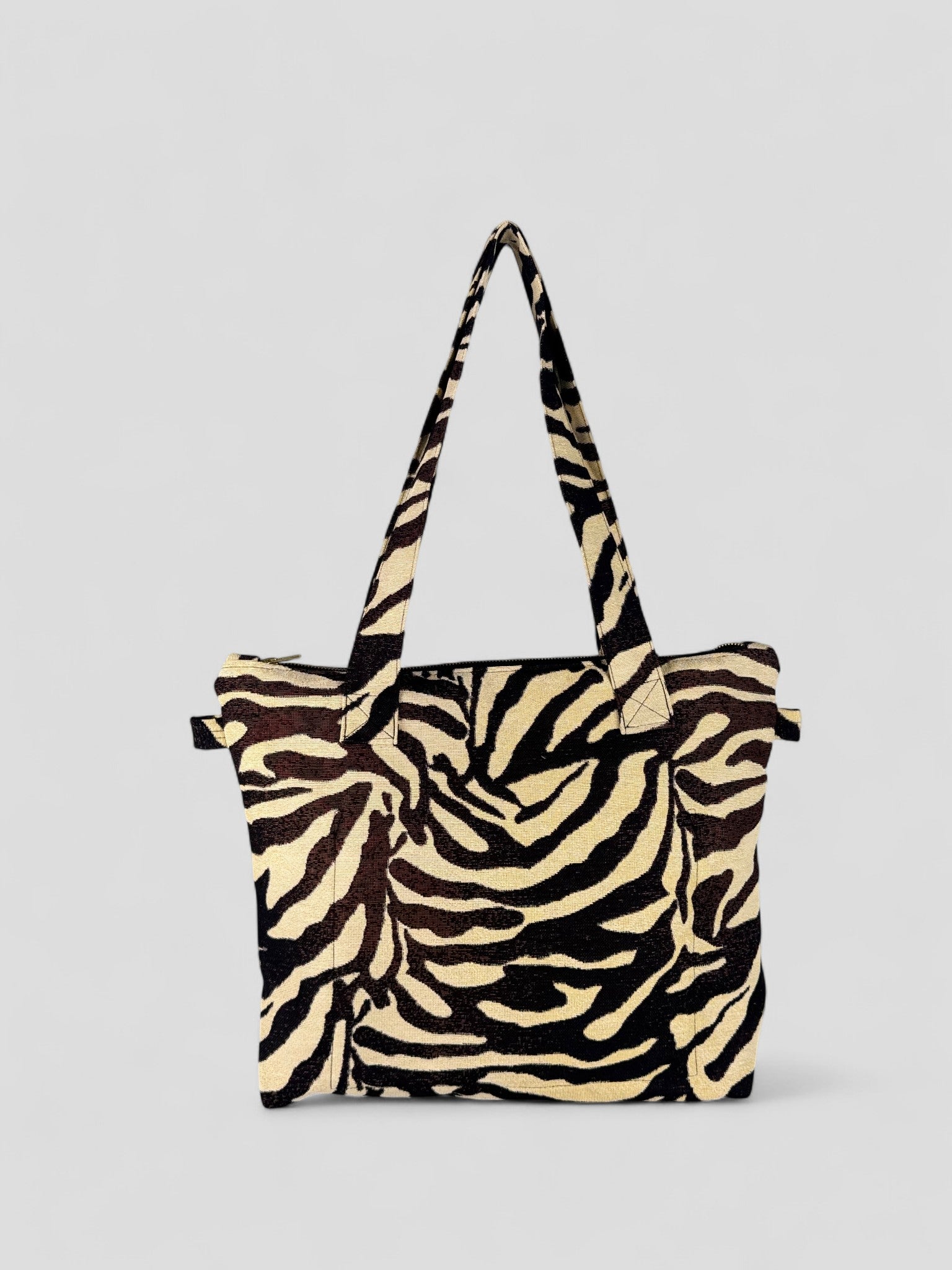 Kamping Studios Everyday Handtasche mit Zebra-Muster, Produktfoto, Rückseite