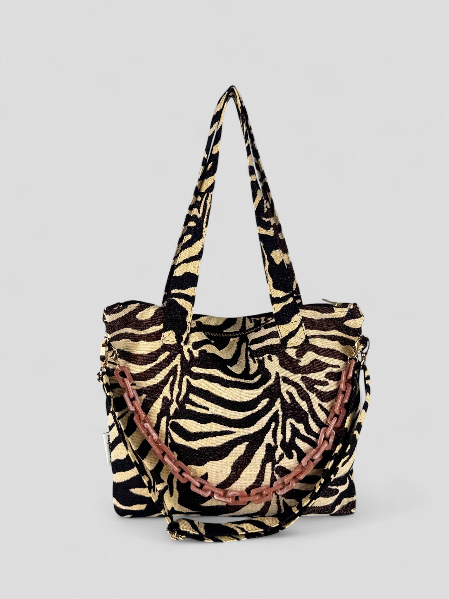 Kamping Studios Everyday Handtasche mit Zebra-Muster, Produktfoto, Vorderseite mit Gurt und Kette