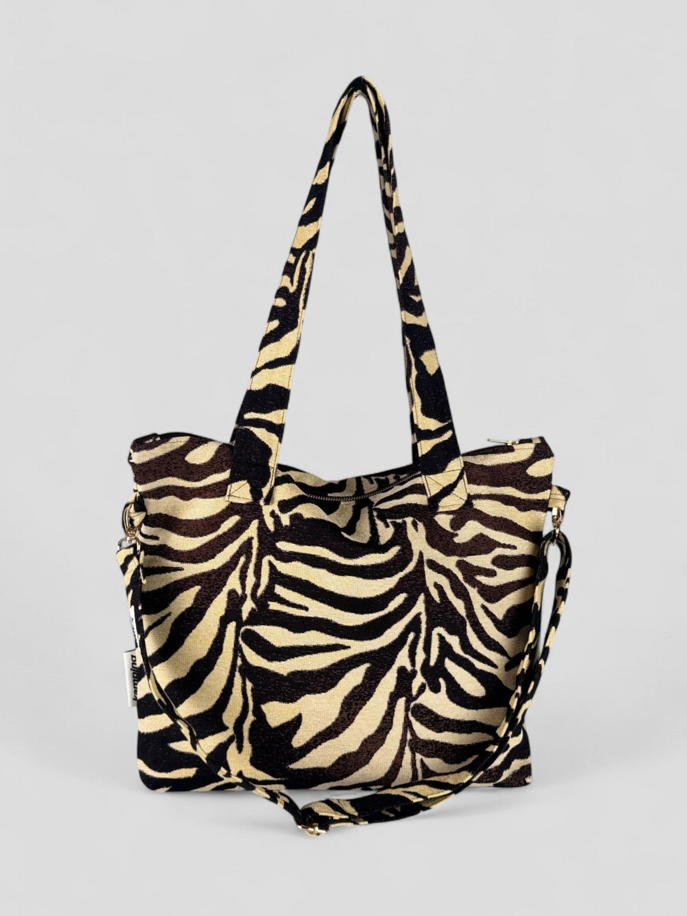 Kamping Studios Everyday Handtasche, zebra-muster, Produktfoto mit Schultergurt, Vorderansicht