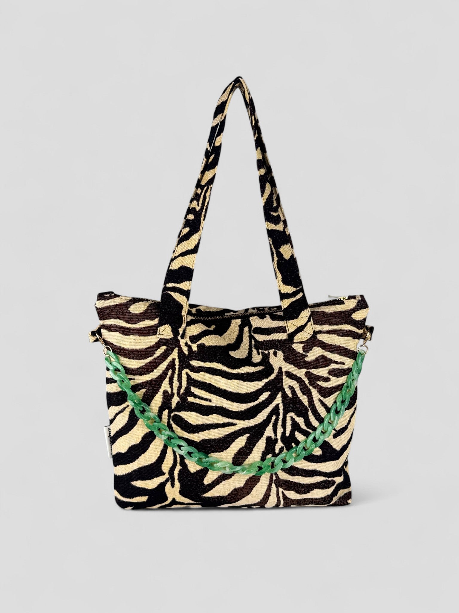 Kamping Studios Everyday Handtasche mit Zebra-Muster, Produktfoto, Vorderseite mit gruener Kette
