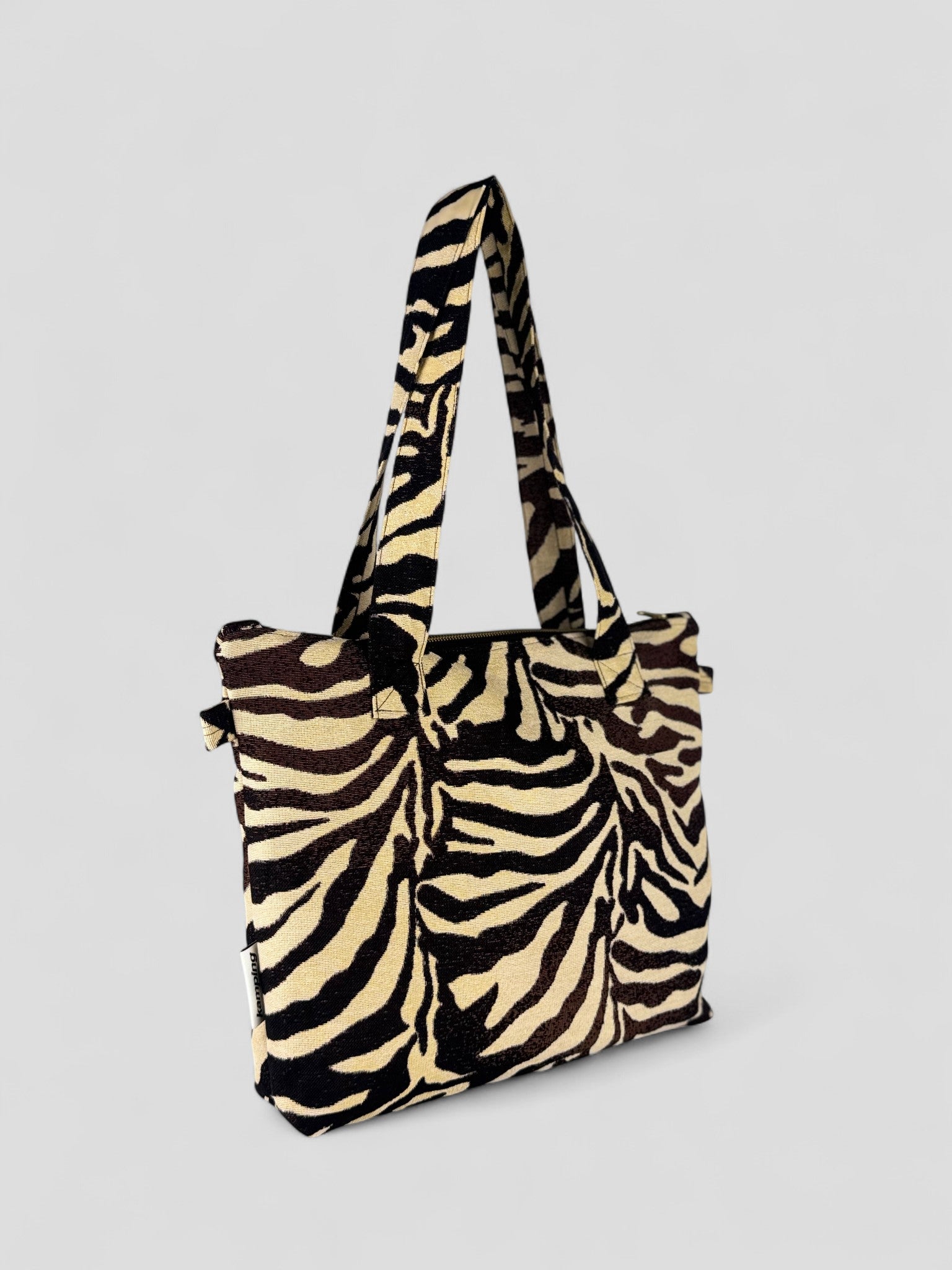 Kamping Studios Everyday Handtasche mit Zebra-Muster, Produktfoto, Seitenansicht