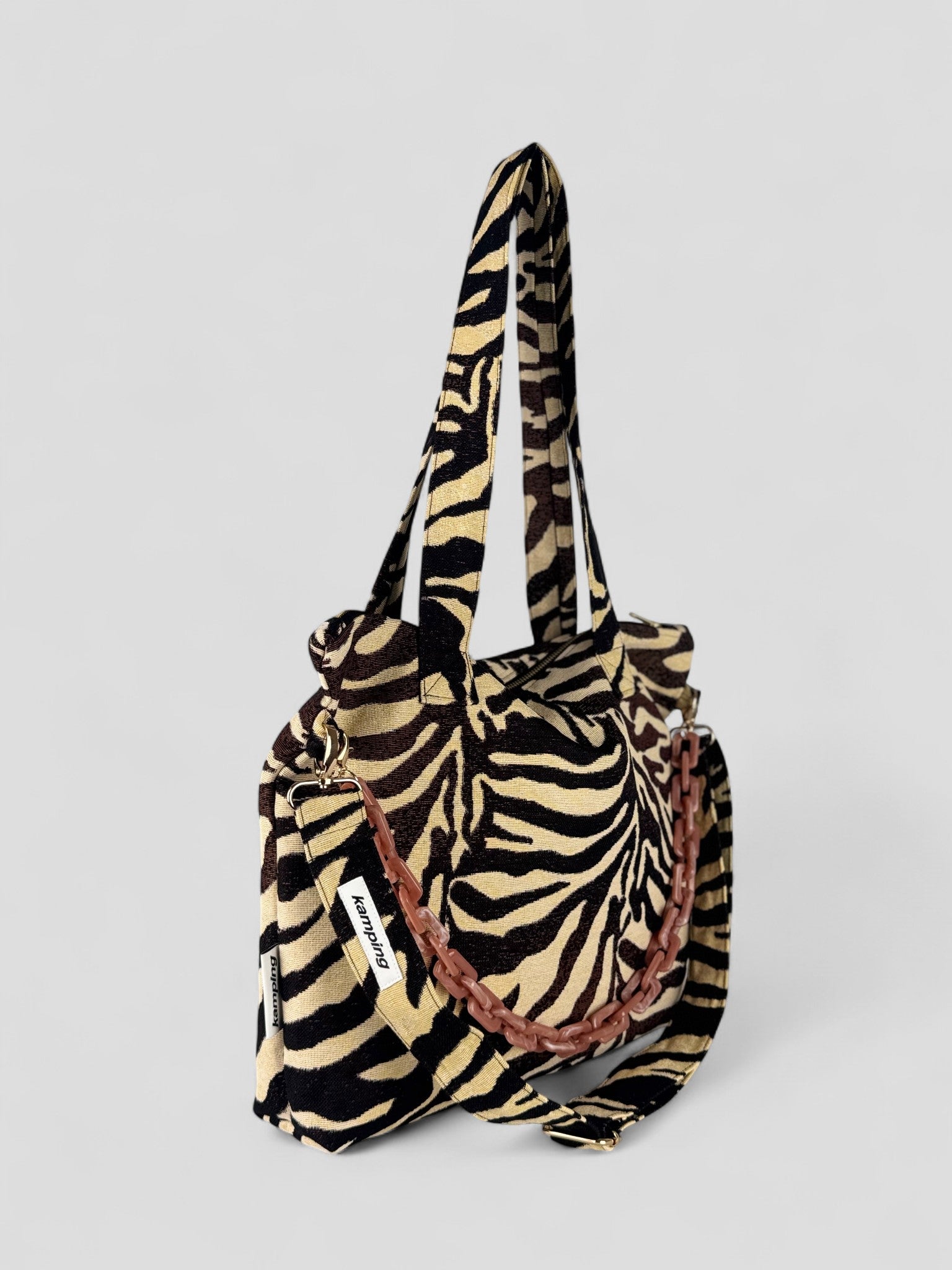 Kamping Studios Everyday Handtasche mit Zebra-Muster, Produktfoto, Seitenansicht mit rosa Kette