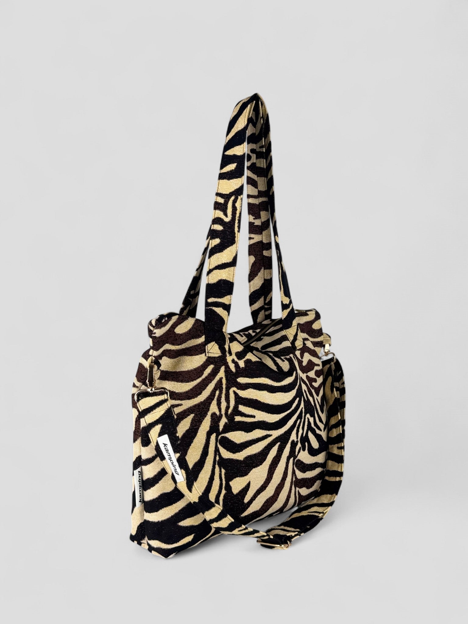 Kamping Studios Everyday Handtasche, zebra-muster, Produktfoto mit Schultergurt, Seitenansicht