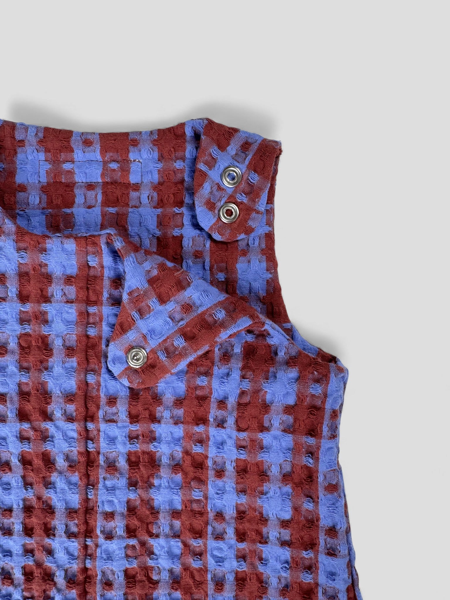 Kamping Studios Baby Overall und Strampler aus Baumwolle, kariert blau/rot, Detail, Knopf