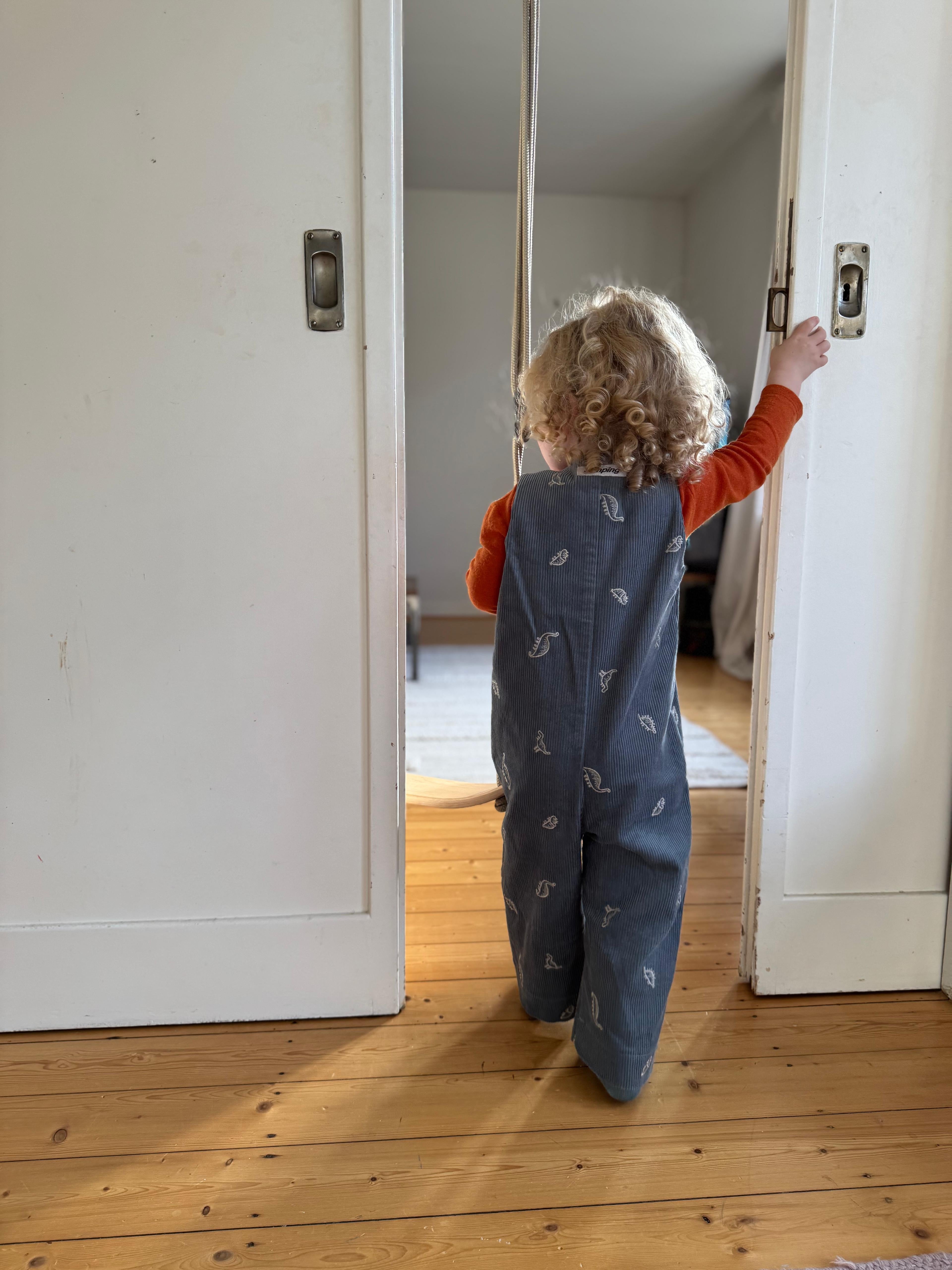 Kamping Studios Baby Overall und Strampler aus Cord mit Dinosauriern am Model, Rueckseite 2