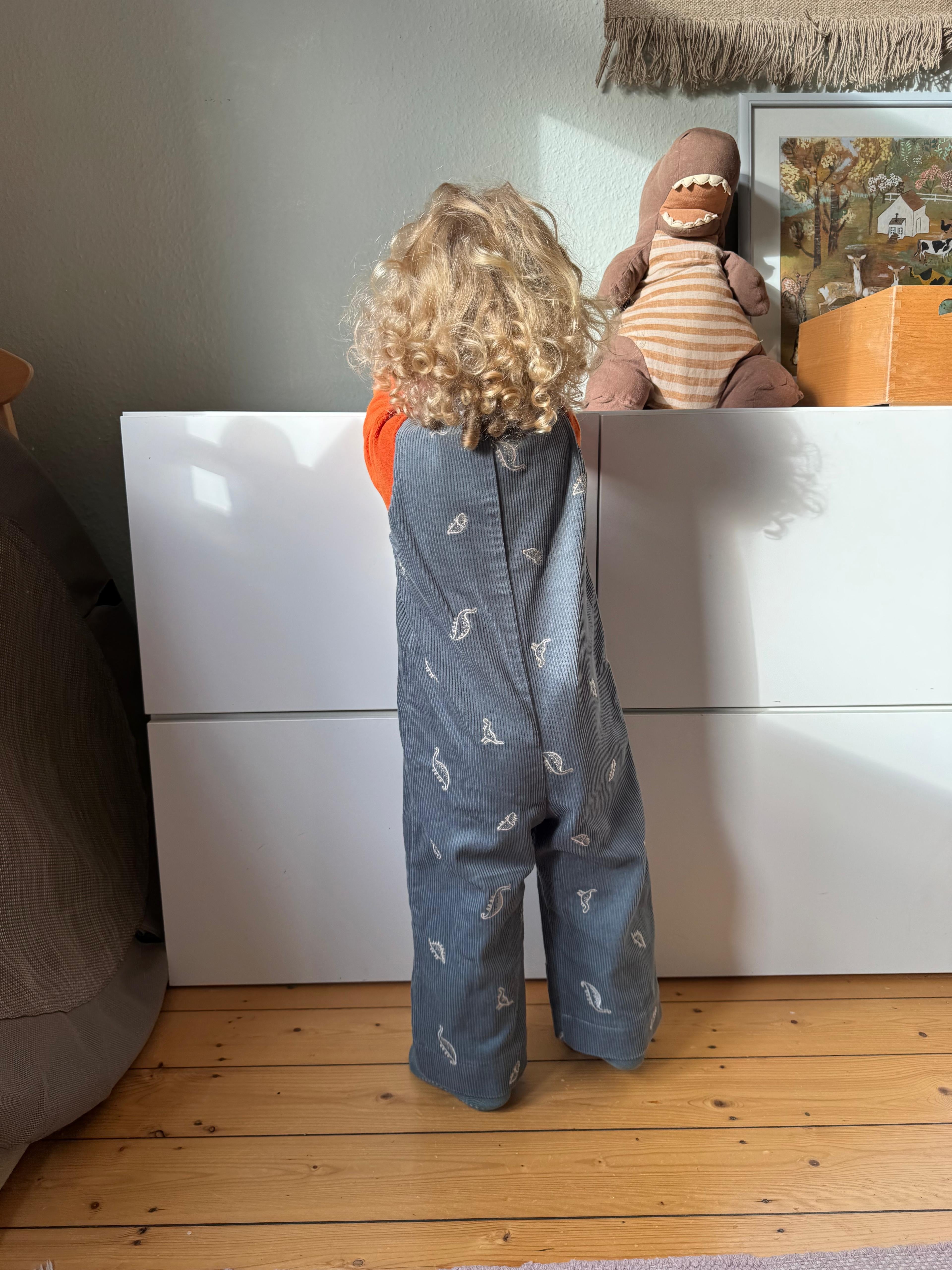 Kamping Studios Baby Overall und Strampler aus Cord mit Dinosauriern am Model, Rueckseite