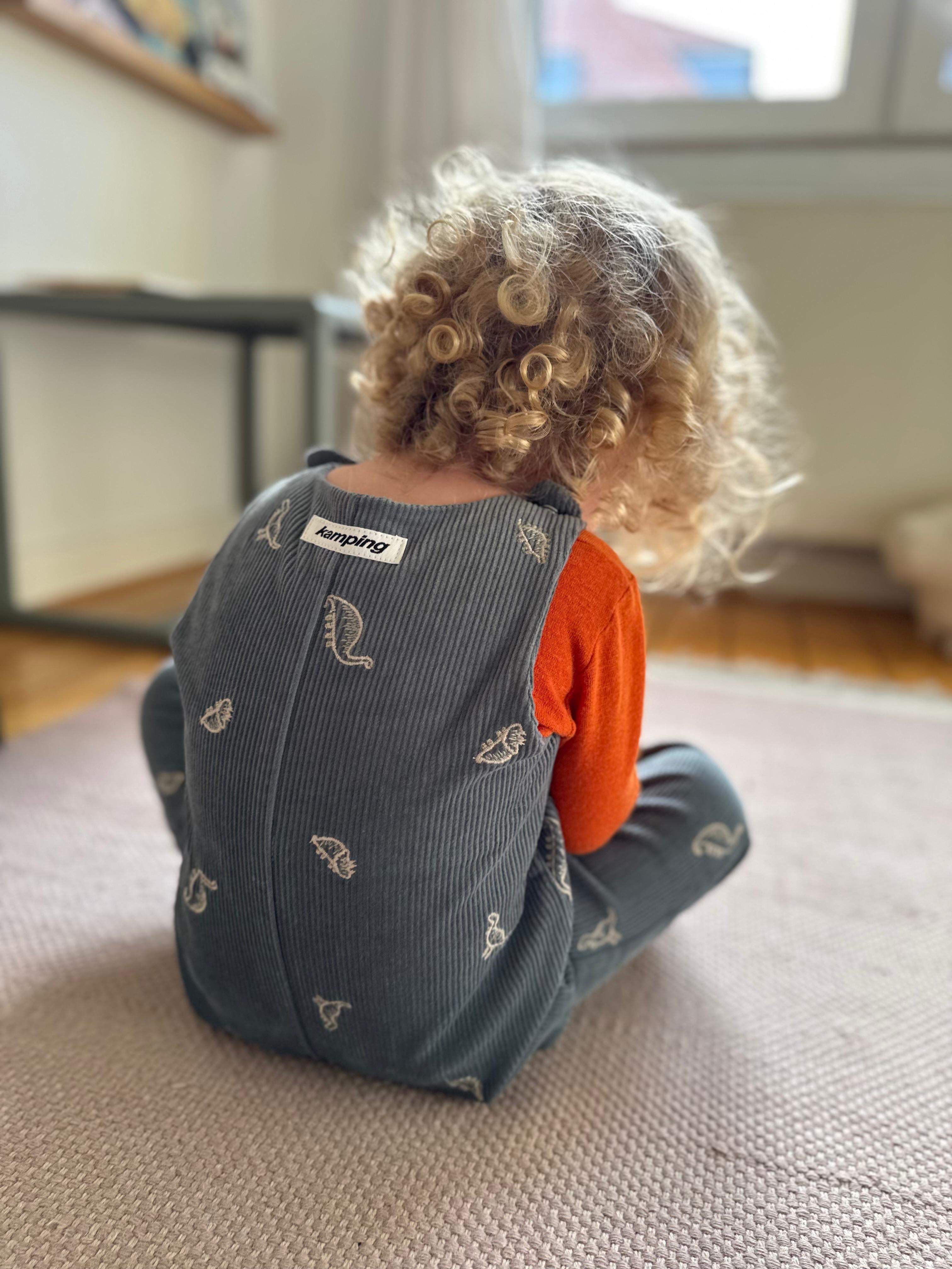 Kamping Studios Baby Overall und Strampler aus Cord mit Dinosauriern am Model, Detail