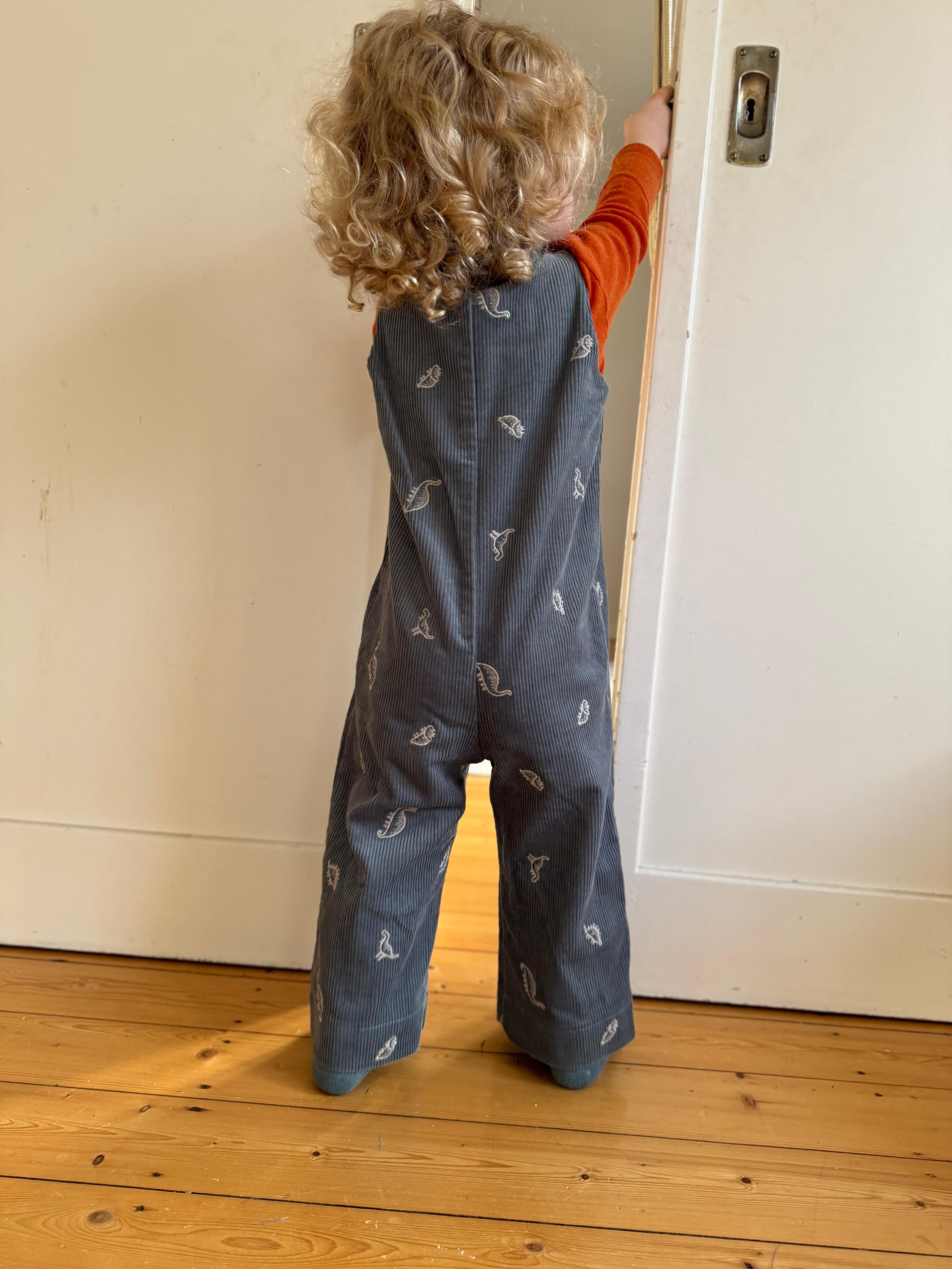 Kamping Studios Baby Overall und Strampler aus Cord mit Dinosauriern am Model, Rueckseite