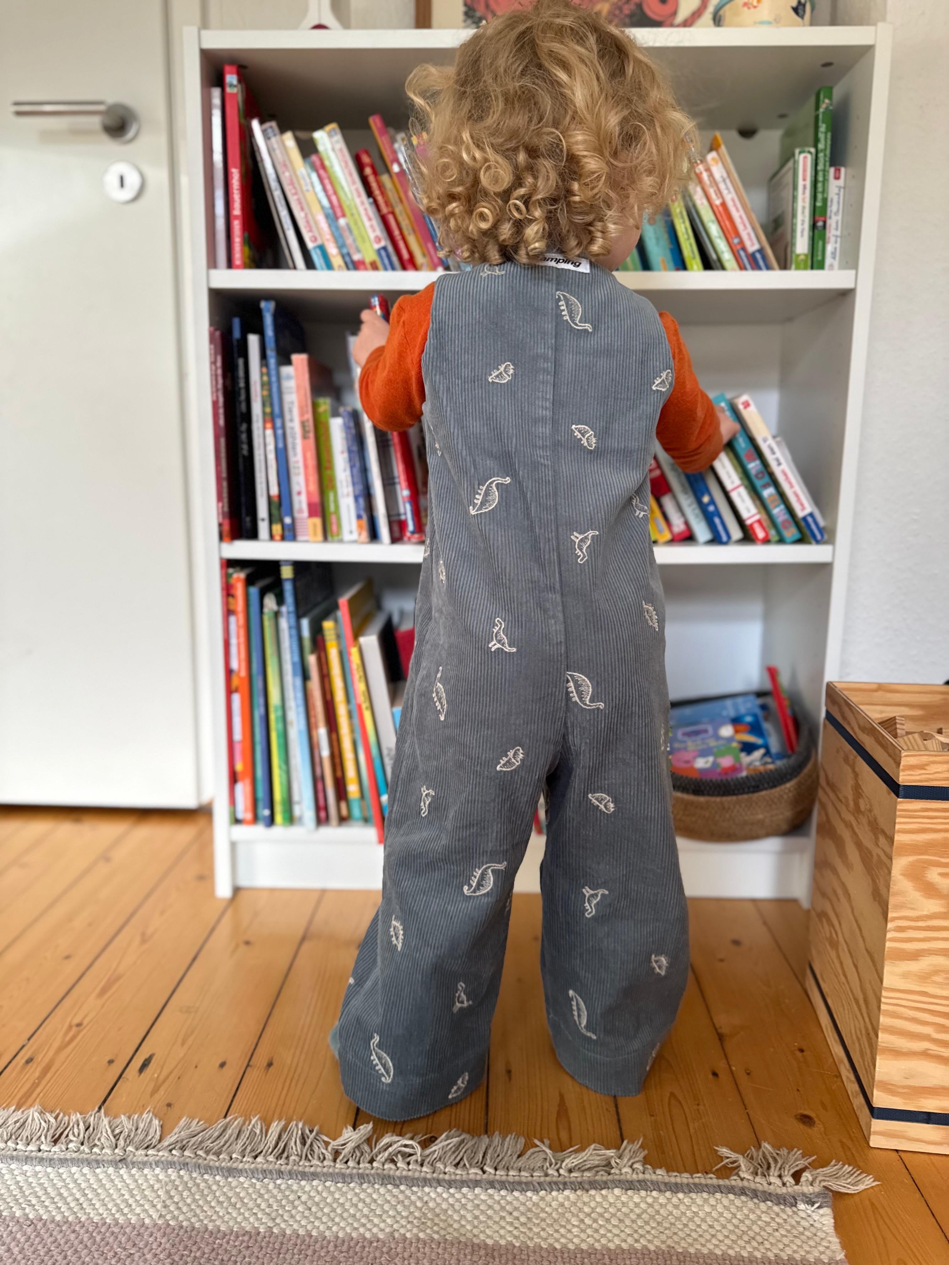 Kamping Studios Baby Overall und Strampler aus Cord mit Dinosauriern am Model, Rueckseite
