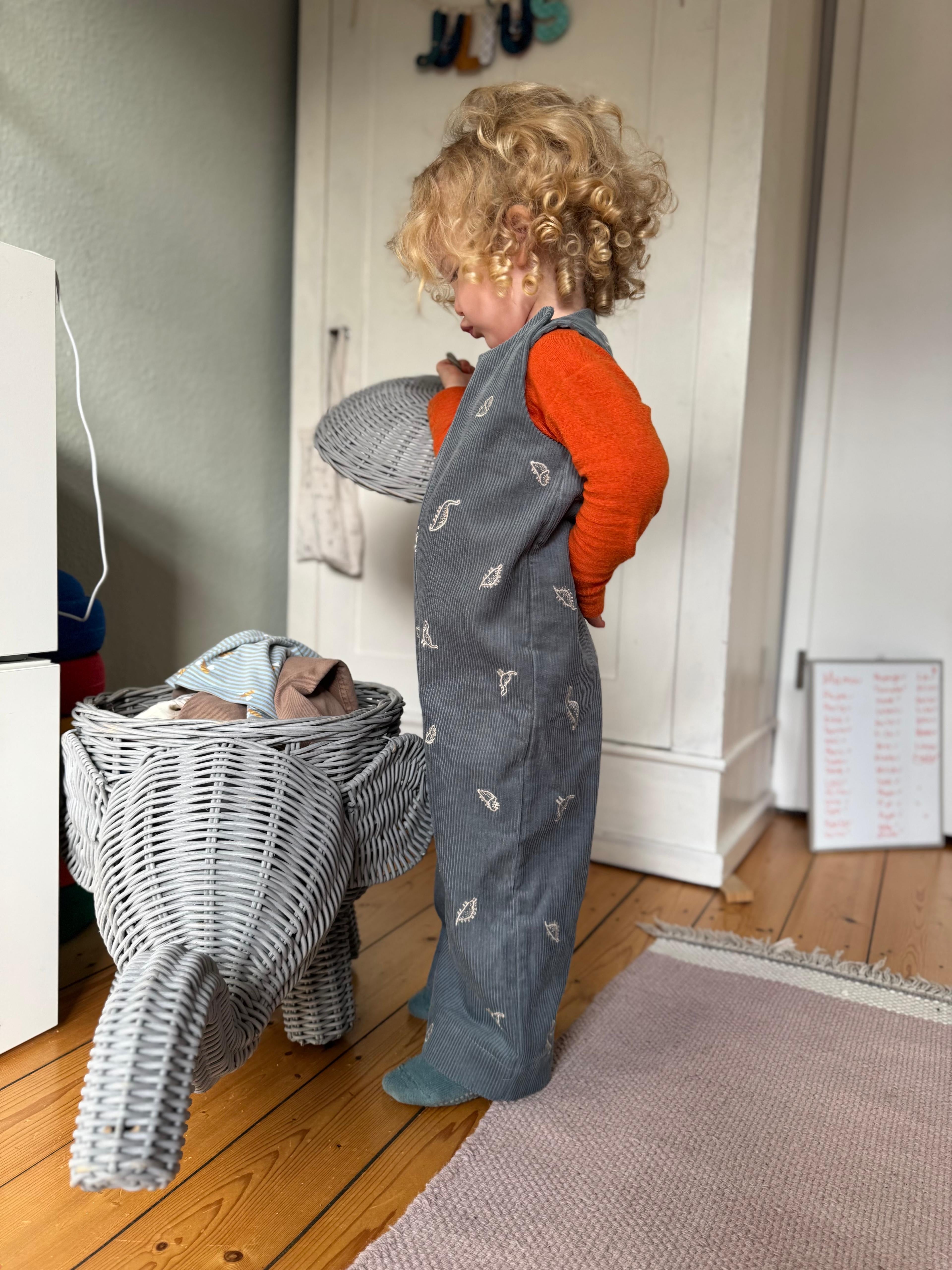 Kamping Studios Baby Overall und Strampler aus Cord mit Dinosauriern am Model, Seitenansicht