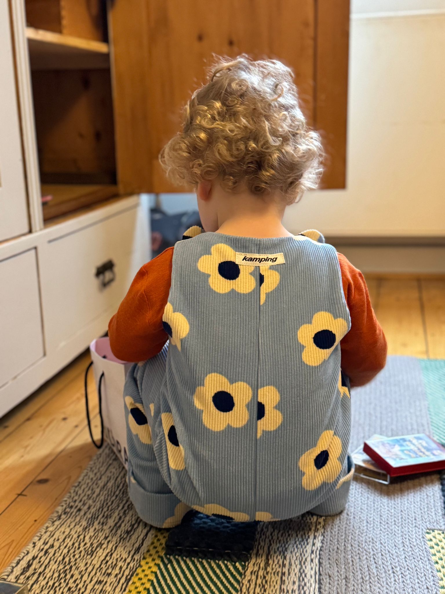 Kamping Studios - Baby Overall und Strampler mit blauen Blumen am Model, Detail 