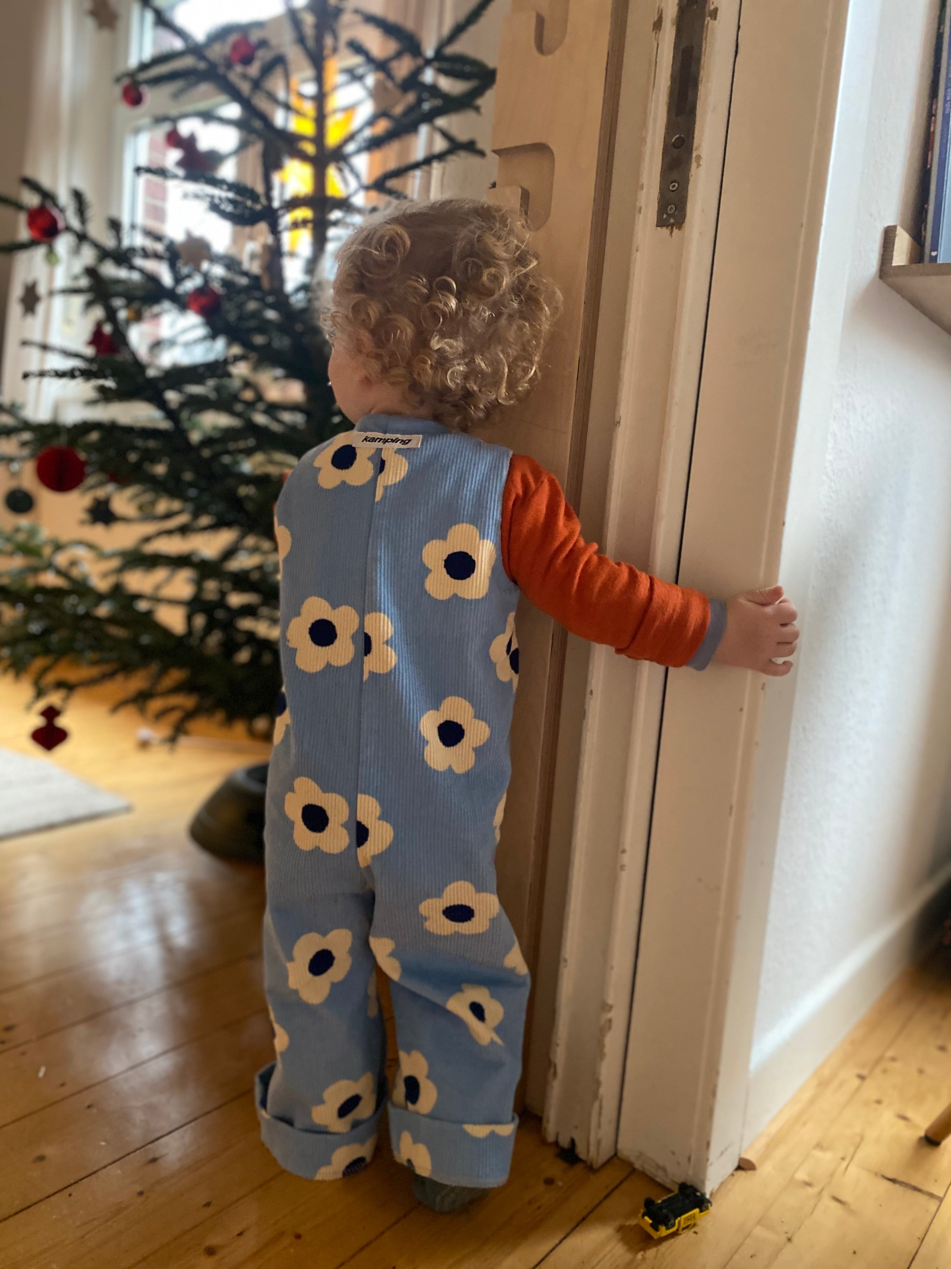 Kamping Studios - Baby Overall und Strampler mit blauen Blumen am Model, 1 jahr