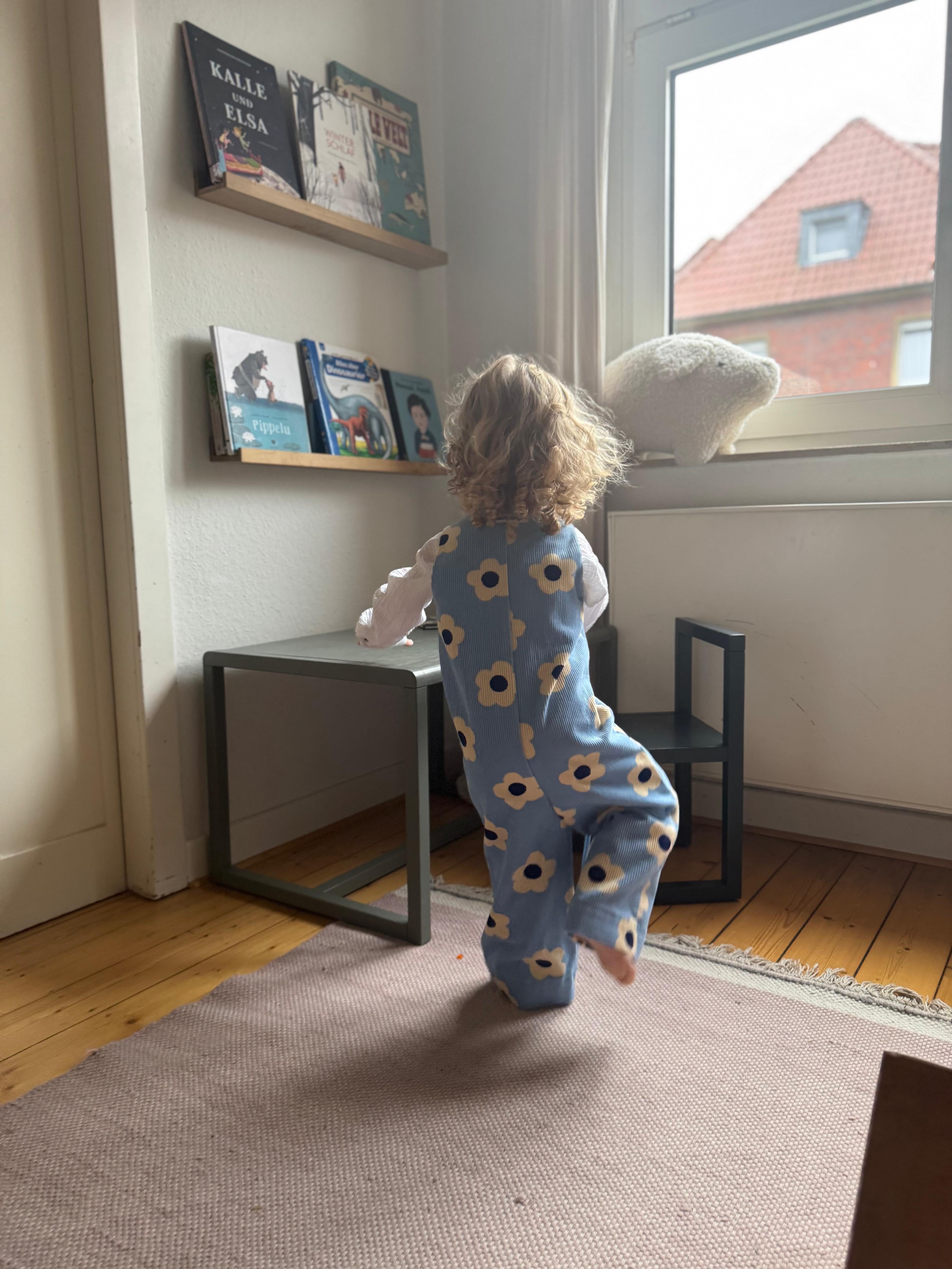 Kamping Studios - Baby Overall und Strampler mit blauen Blumen am Model, laufend