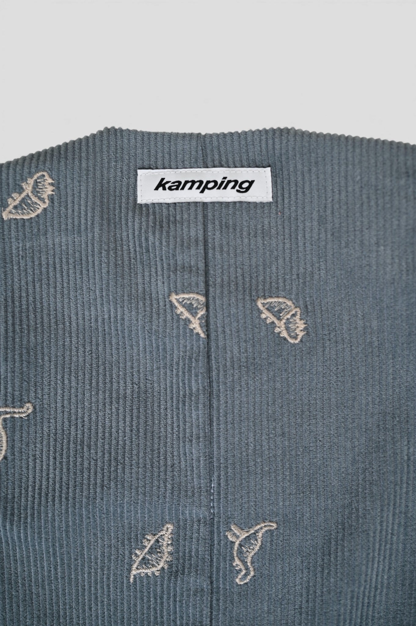 Kamping Studios Baby Overall und Strampler aus Cord mit Dinosauriern, Produkt, Rueckseite  Logo
