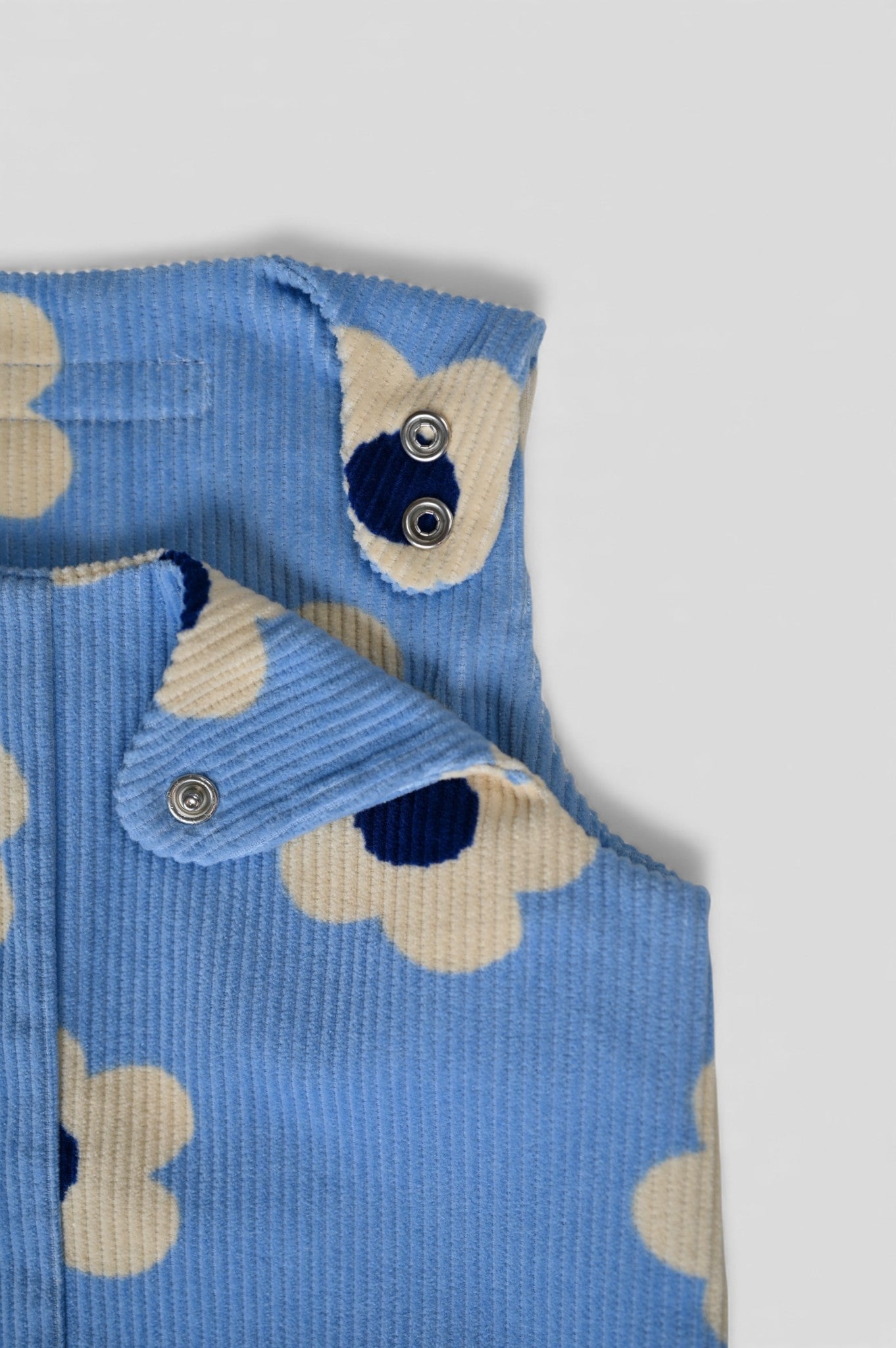 Kamping Studios - Baby Overall und Strampler mit blauen Blumen Detail von Knopf
