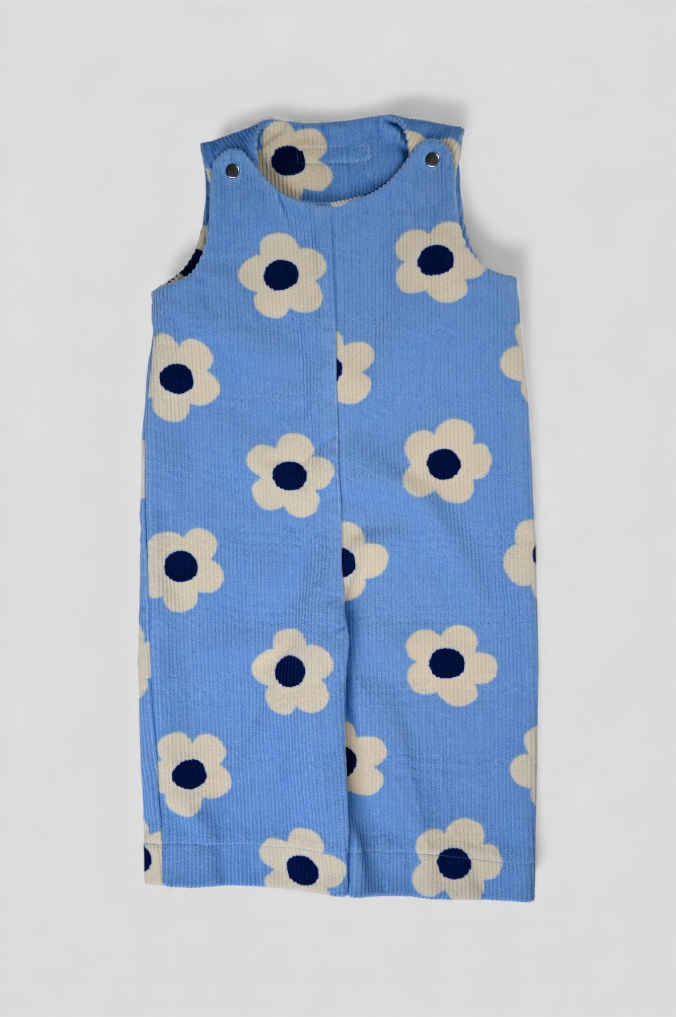 Kamping Studios - Baby Overall und Strampler mit blauen Blumen Vorderansicht