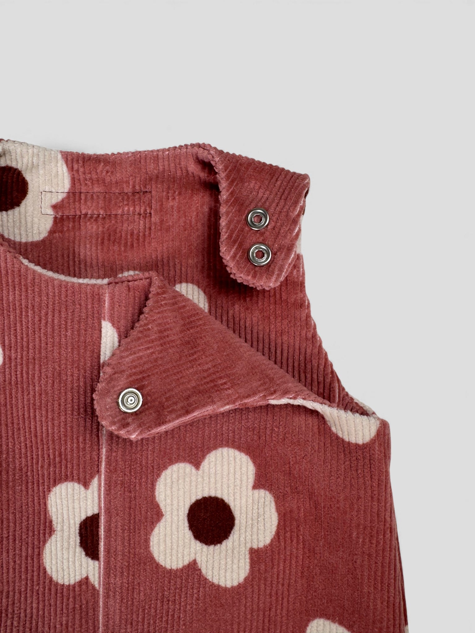 Baby Overall und Strampler mit rosa Blumen Produktfoto, Detail von Knopf