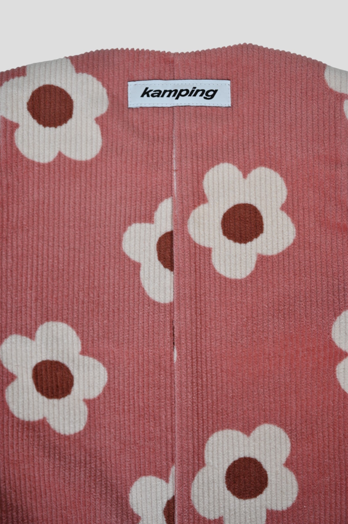 Baby Overall und Strampler mit rosa Blumen Produktfoto, Detail Logo